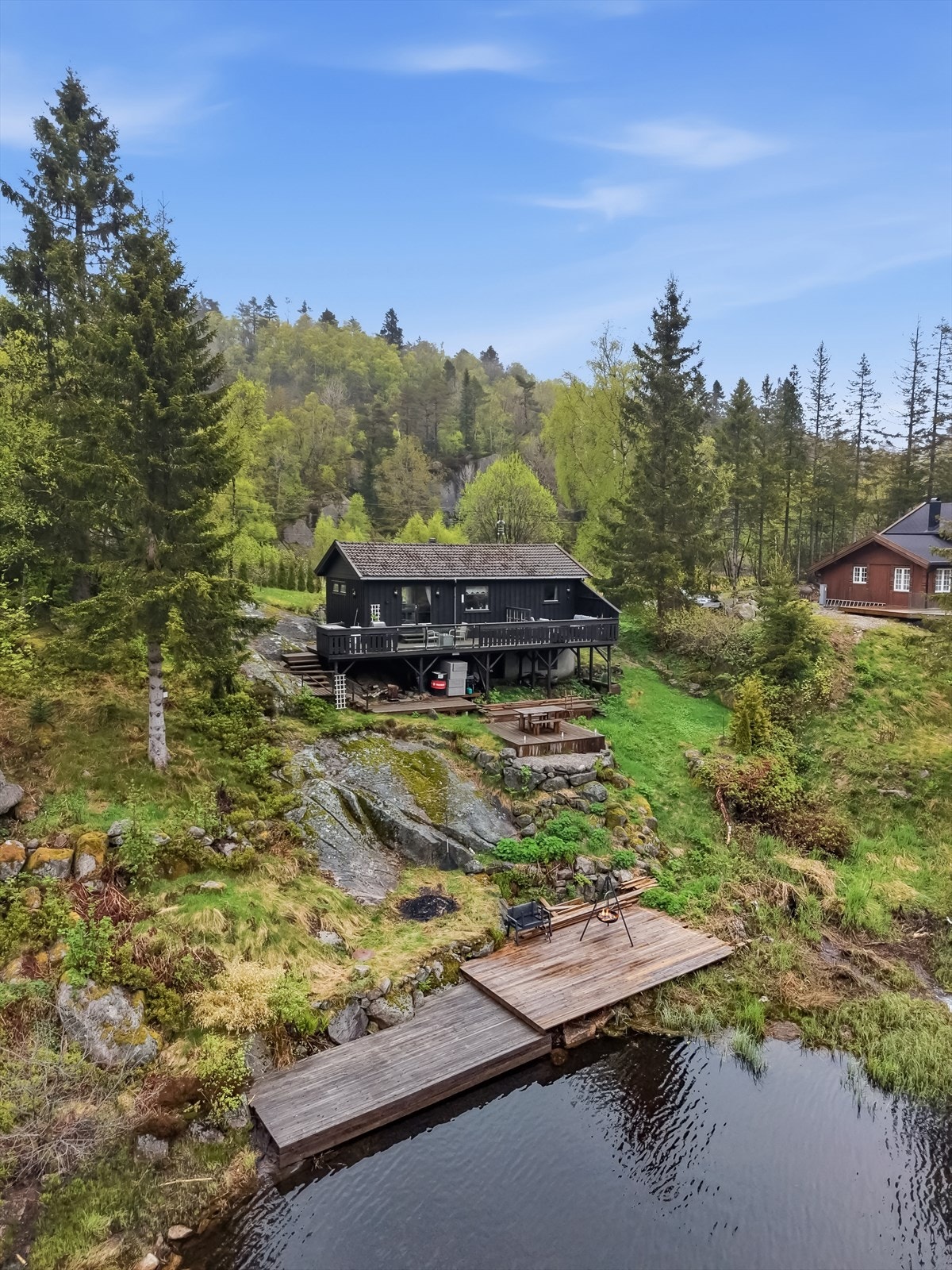Eiendommen har vannlinje til Hellestøltjernet. Galleribilde