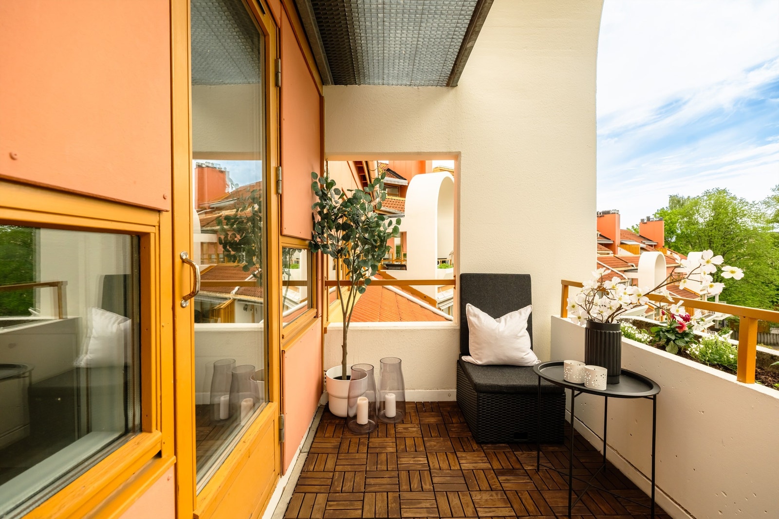 Det er sol på balkongen fra ca. kl. 15 og utover på sommeren iht. selger. Galleribilde