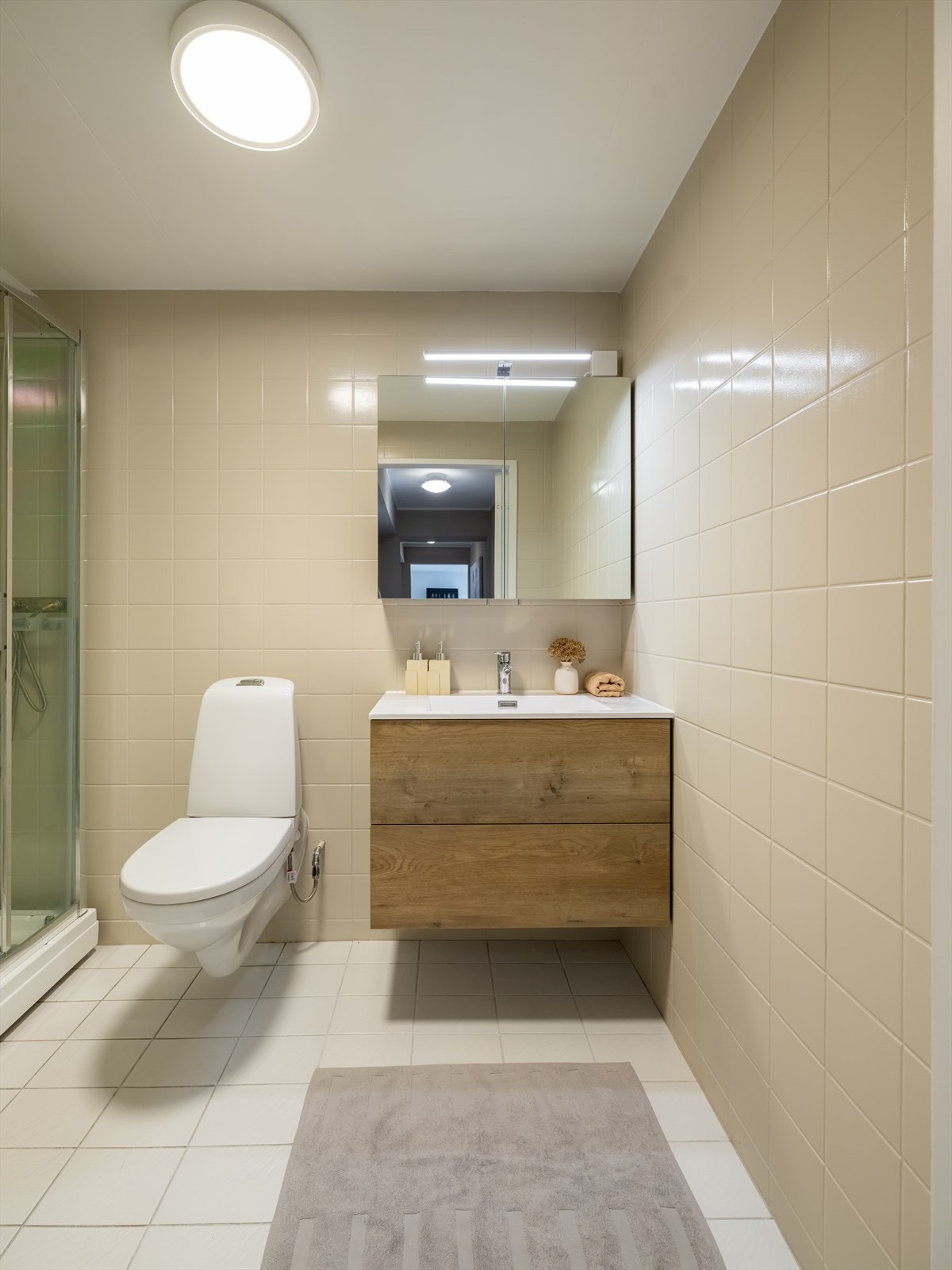 Badet er innredet med vegghengt toalett og servantinnredning med skuffer og ovenpåliggende vask. Ny innredning på badet ble montert i 2026. Galleribilde