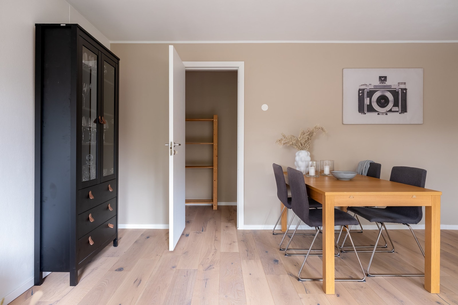I tilknytning til stuen er det en innvendig bod. Galleribilde