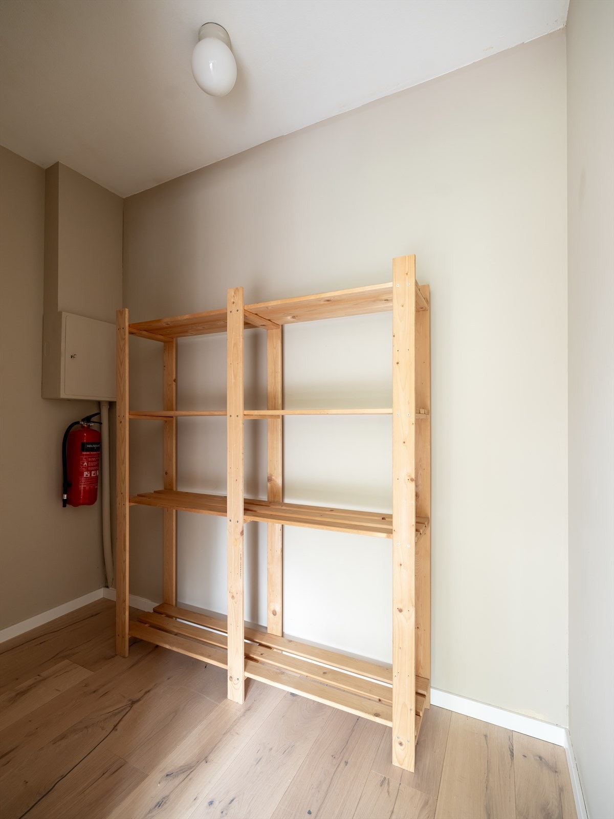 Innvendig bod på ca. 2-3 kvm. Her kan det innredes med hyller langs veggen som gir god lagringsplass til oppbevaring av klær, utstyr og andre eiendeler. Galleribilde