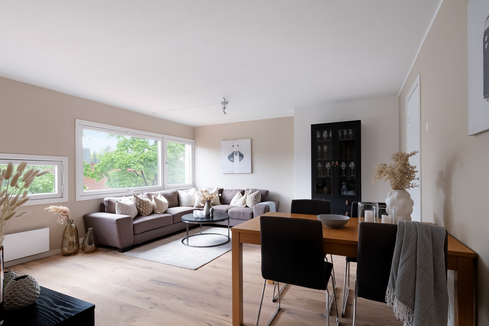 Overflatene er malt i en behagelig og moderne fargetone, og på gulvet er det lagt parkett. Galleribilde