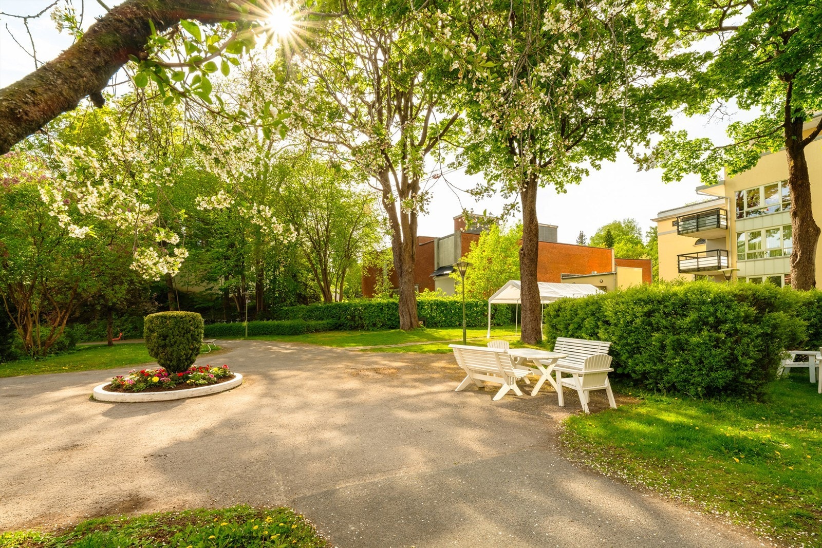 Bakgården er pent opparbeidet med sittebenker, sykkelparkering, plenarealer, trær, prydbusker og diverse beplantning. Galleribilde