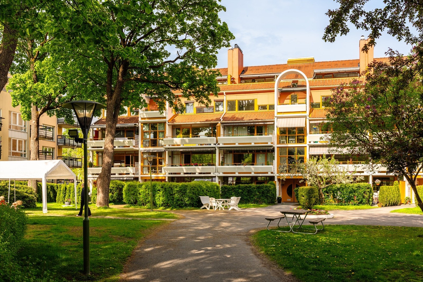 Arkitektonisk og flott bygg fra 80-tallet. Galleribilde