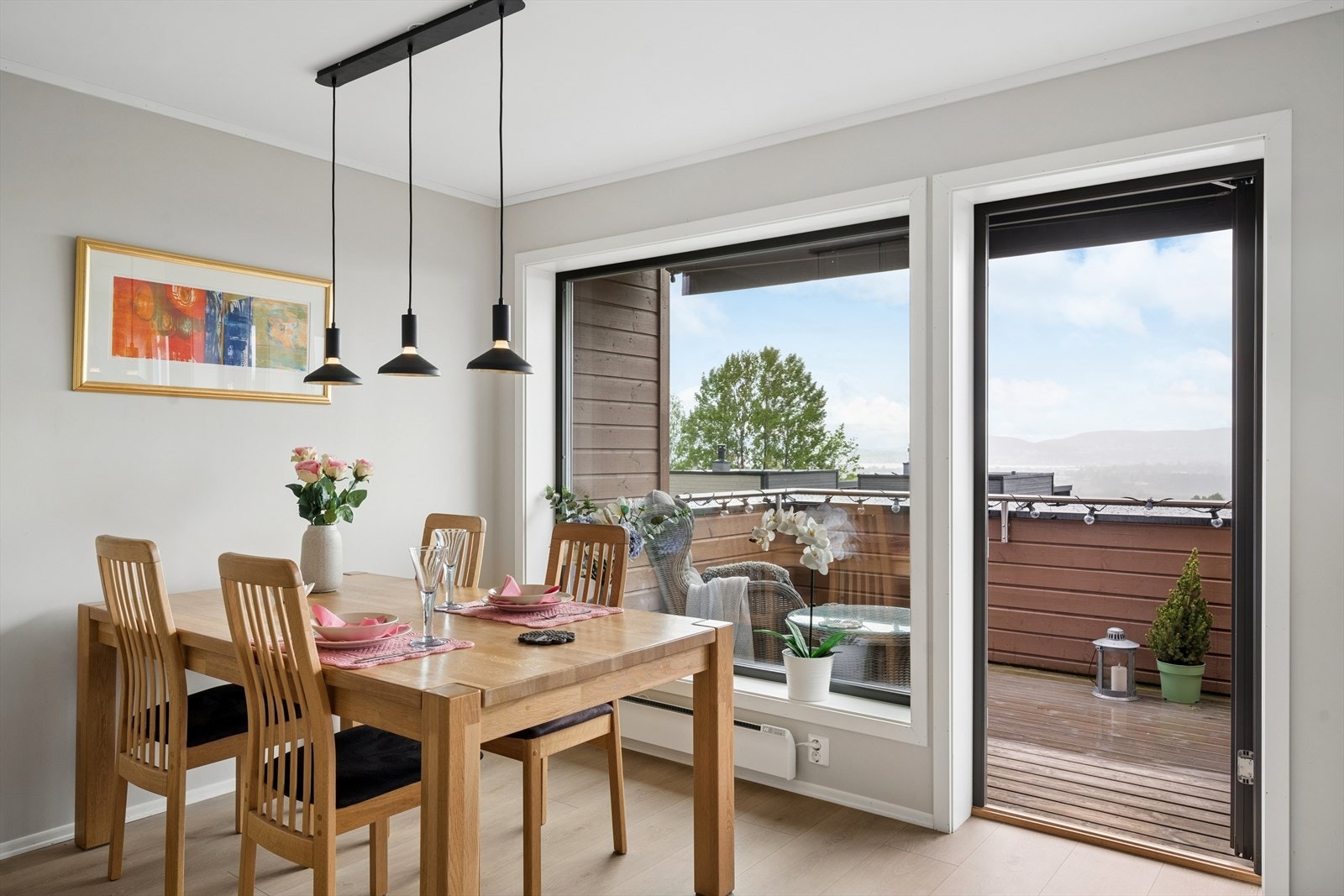 Spisestuen er en naturlig del av allrommet, med direkte utgang til balkongen. Galleribilde