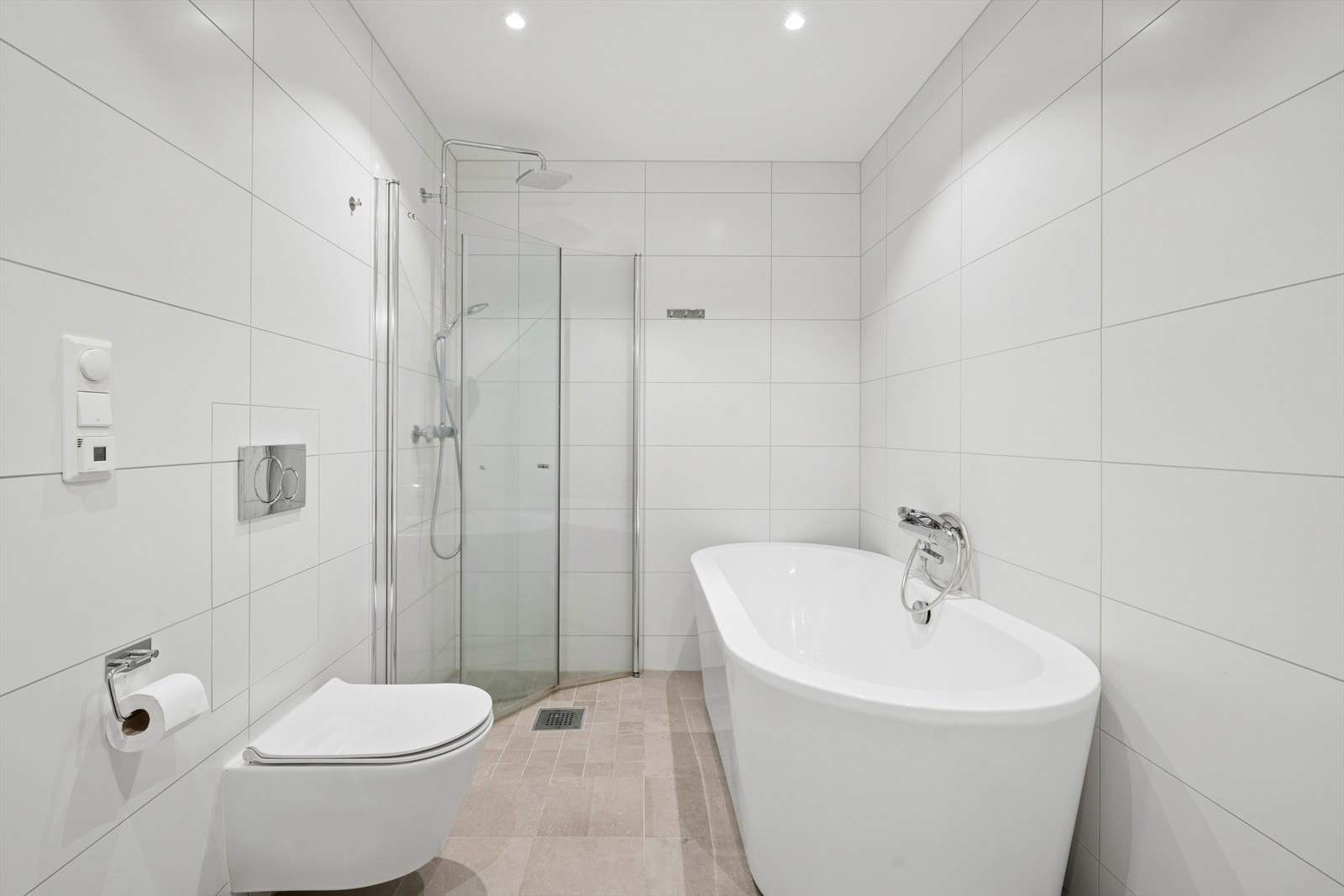 Badet i underetasjen er utstyrt med både badekar og dusjhjørne. Galleribilde