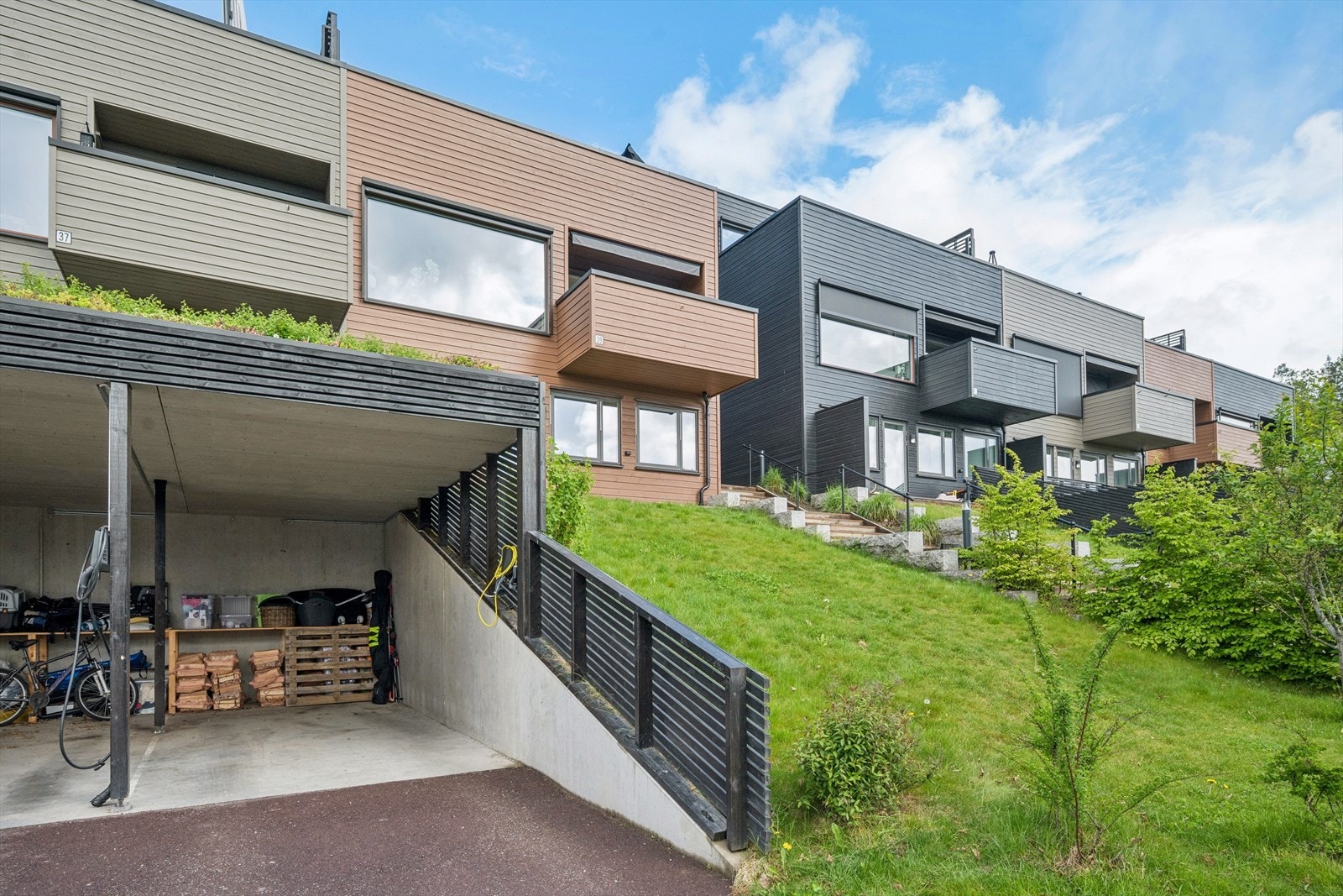 Det medfølger carport i forkant av boligen. Galleribilde