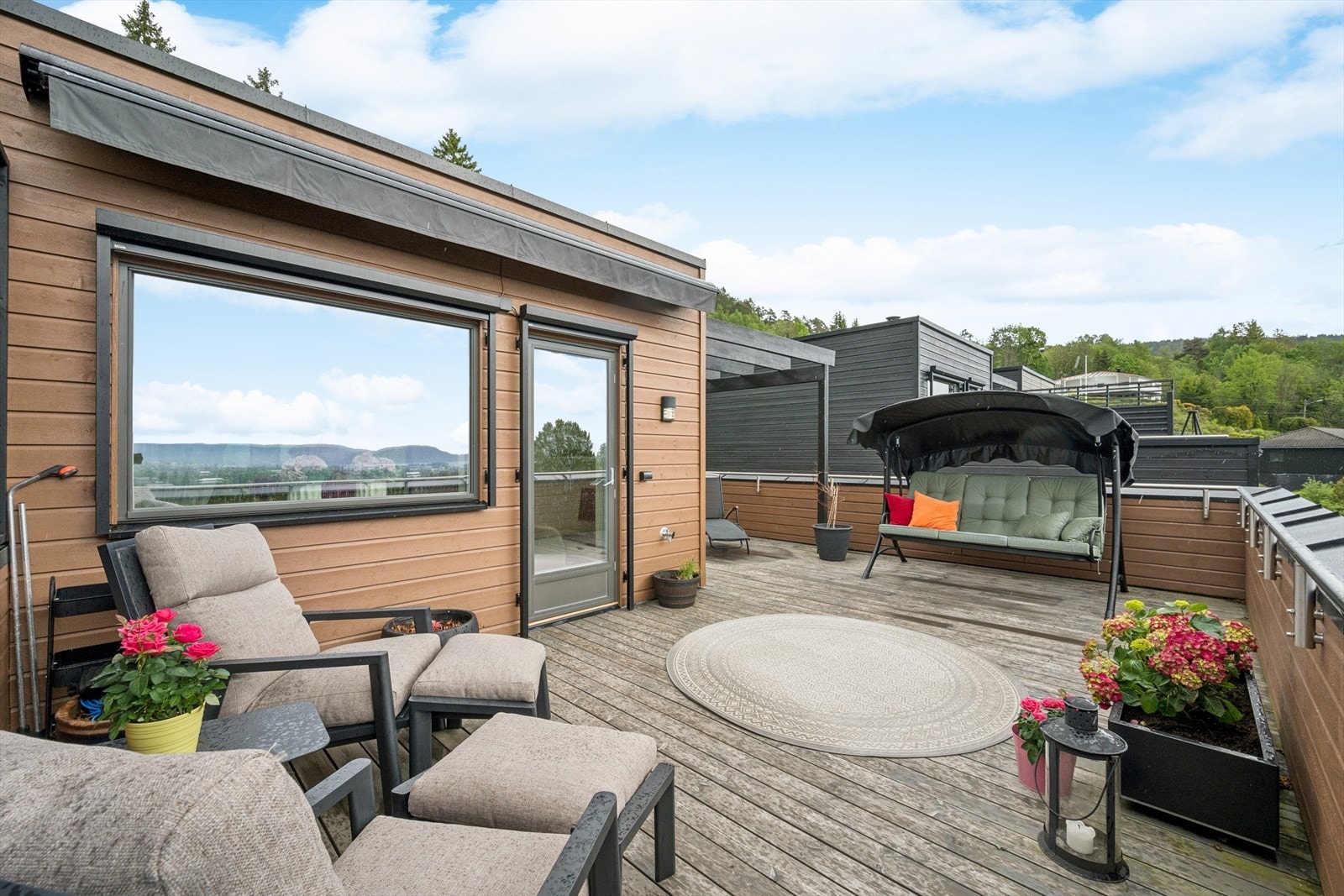 Den store takterrassen har pergola og elektrisk markise. Galleribilde