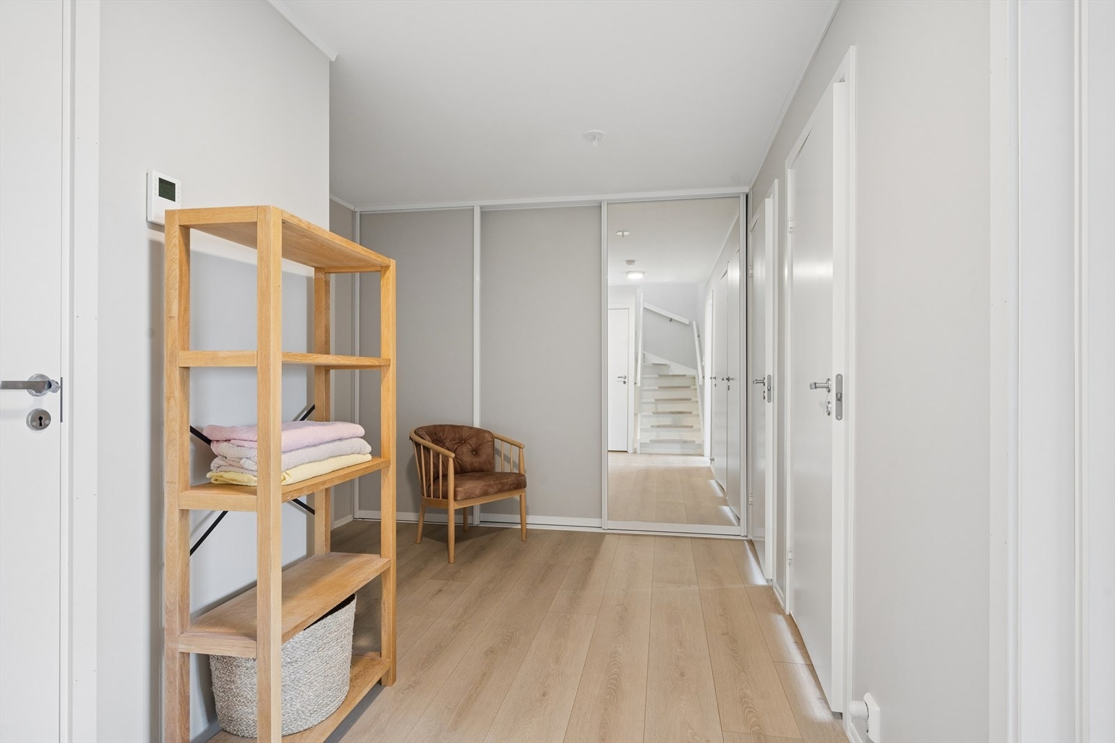 Gangen i underetasjen binder sammen soverommene, badet og en praktisk bod. Galleribilde