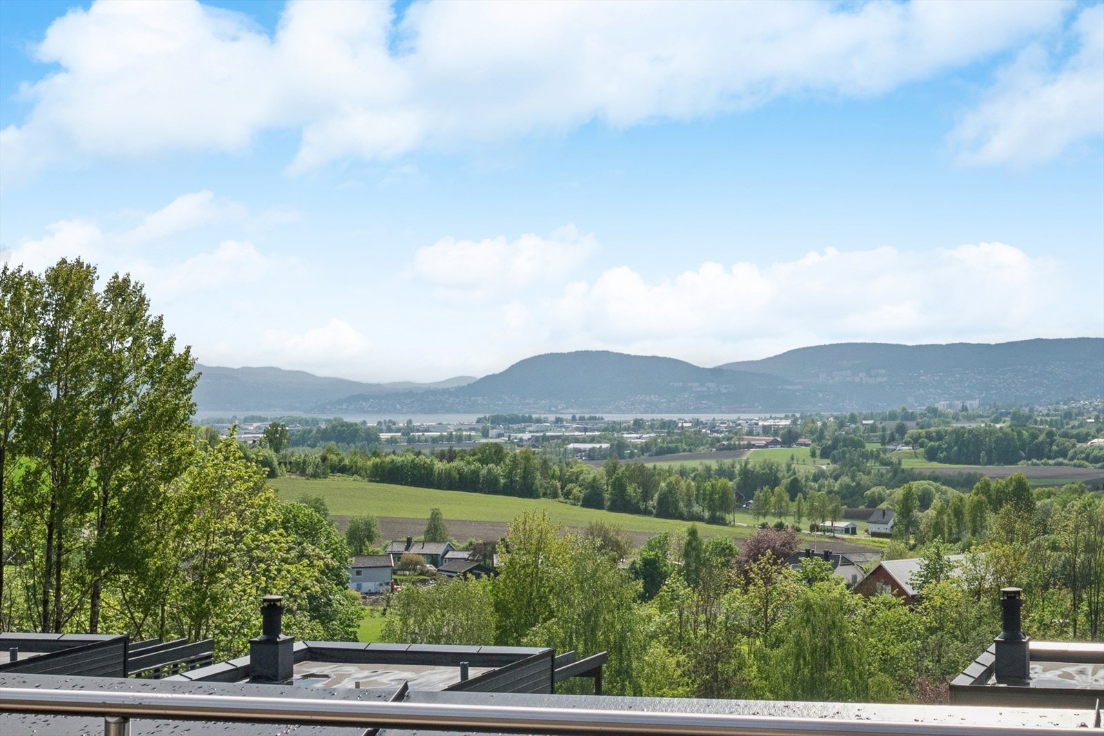 Fra boligen er det vid utsikt over Lier og mot Drammen. Galleribilde
