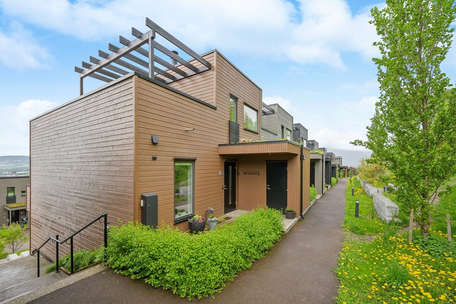 Moderne rekkehus oppført i 2020 med gjennomtenkte løsninger og materialvalg. Galleribilde