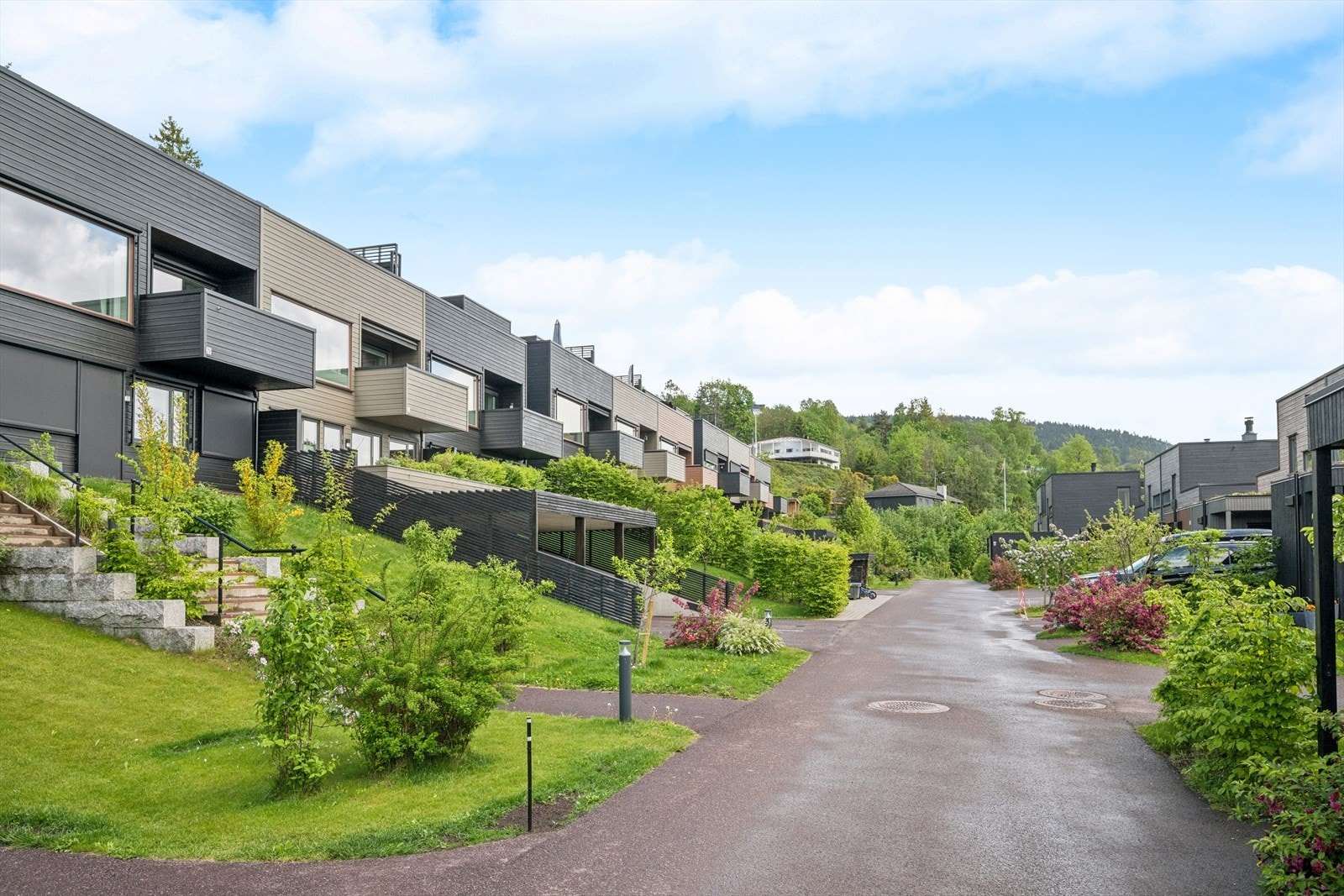 Boligen er en del av Boligsameiet Soltoppen, som består av 38 seksjoner i et pent opparbeidet fellesområde. Galleribilde