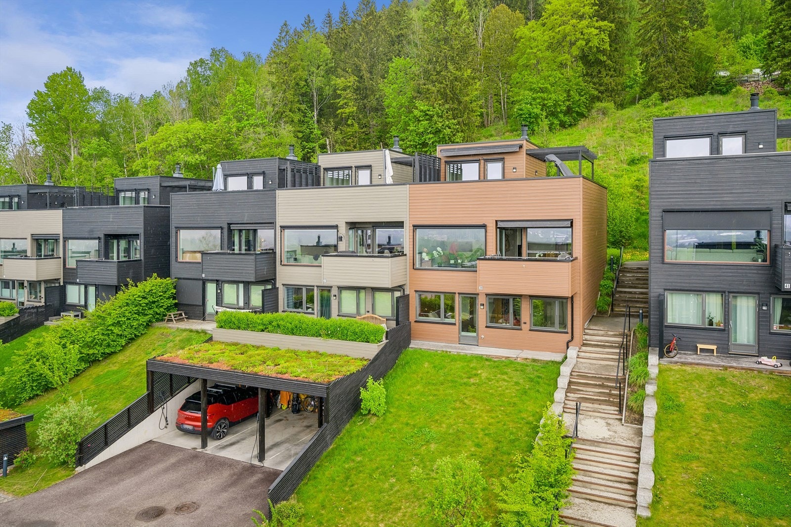 Eiendommen ligger i et etablert og familievennlig boligområde i Lier. Galleribilde