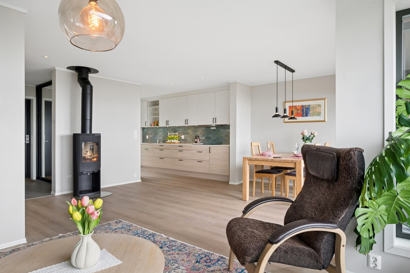 En moderne vedovn med isolert stålpipe gir både varme og hygge på kalde dager. Galleribilde