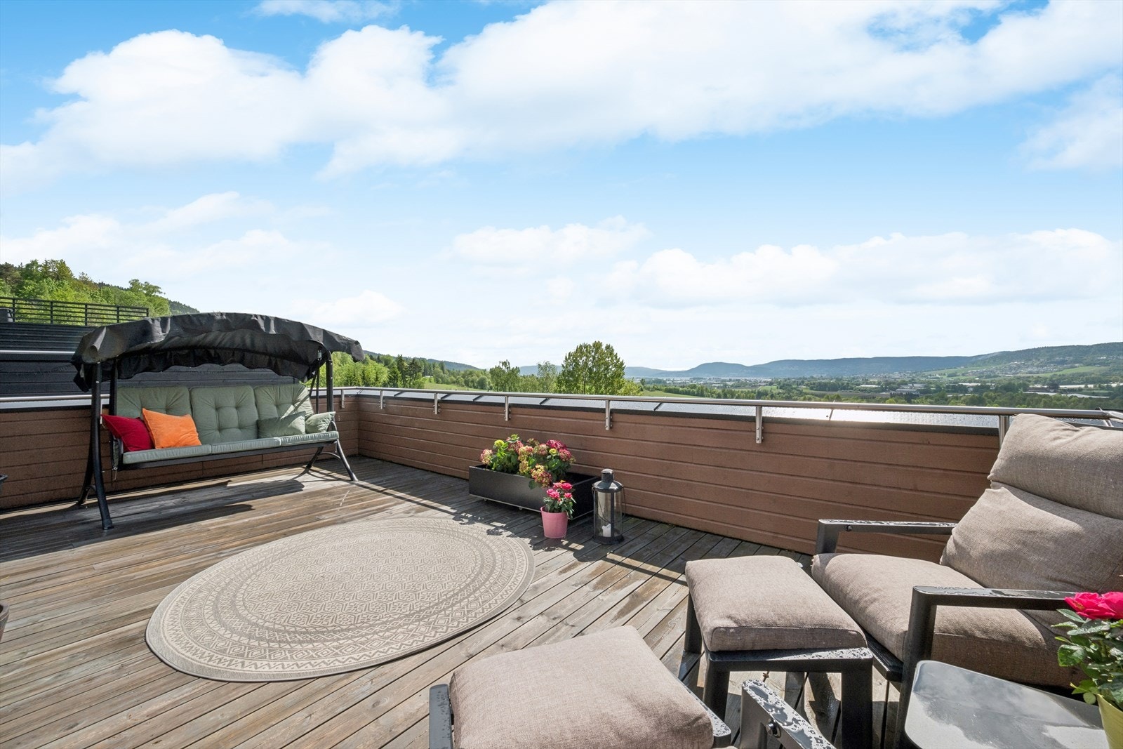 Terrassebord i trekonstruksjon gir et lunt og solid underlag. Galleribilde