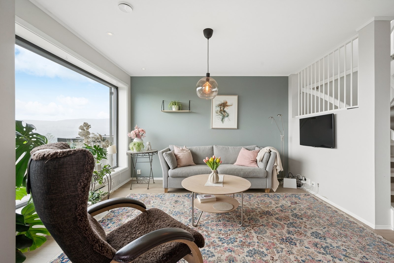 Stuen har god plass til en romslig sofagruppe. Galleribilde