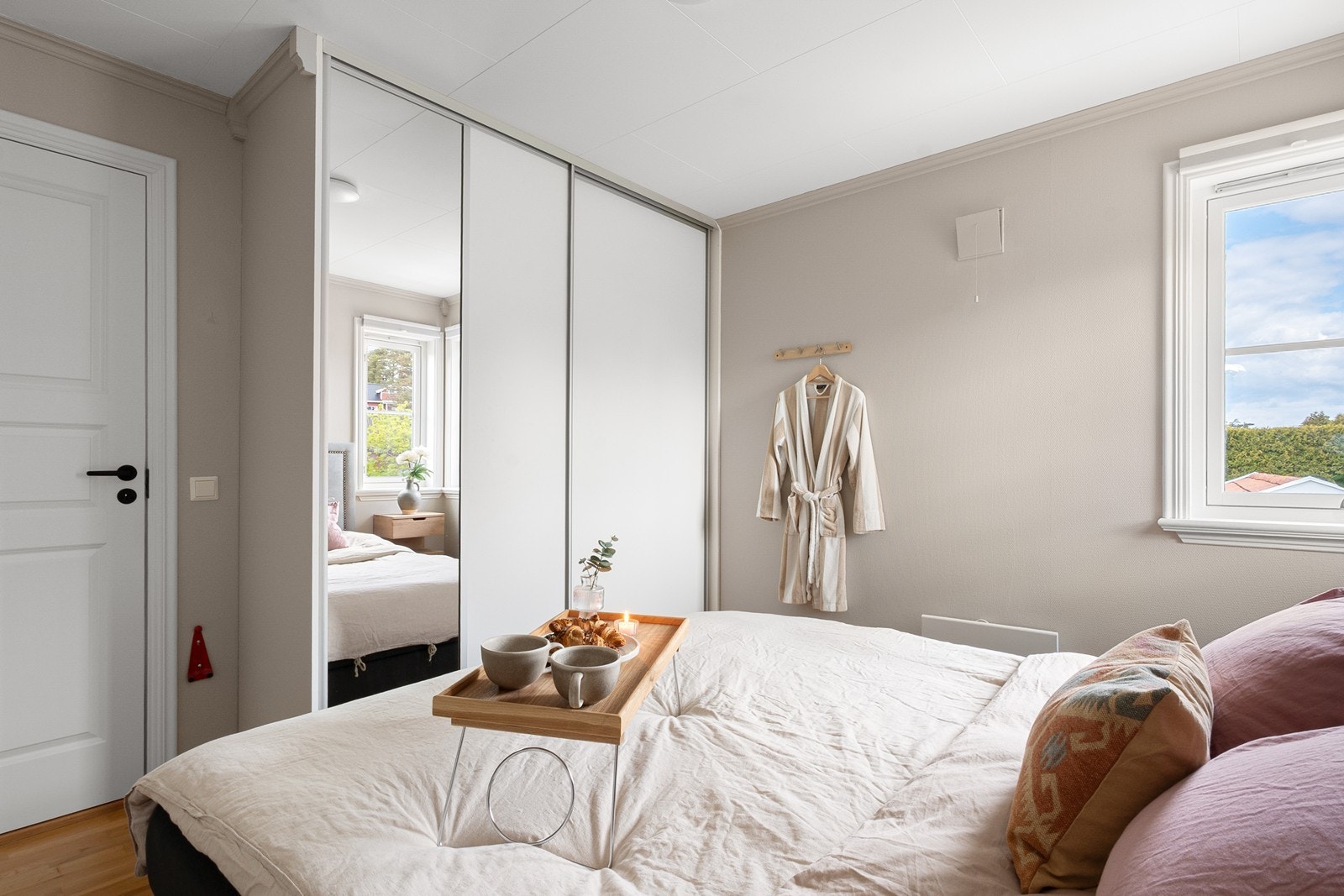 Hovedsoverommet har god plass til dobbeltseng og oppbevaringsmuligheter i skyvedørsgarderobe. Galleribilde