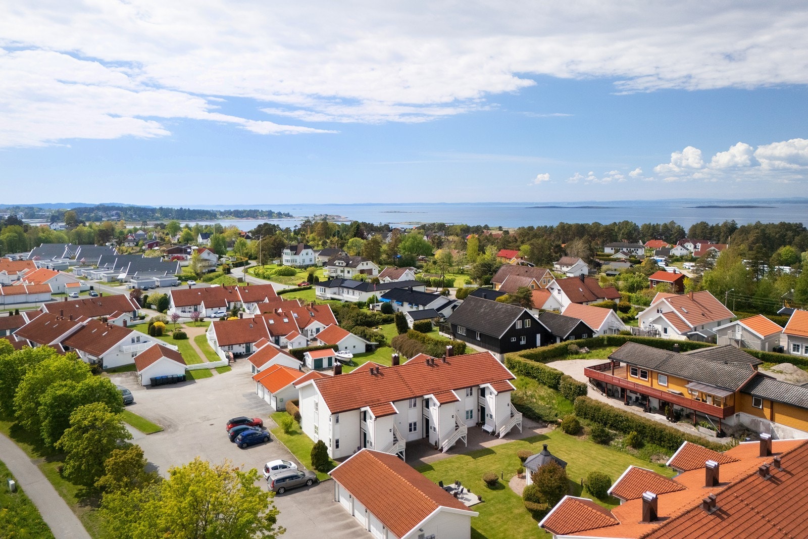Leiligheten ligger i et etablert område i Saltnes, nær Krokstadfjorden og med kun 8-10 min. gangavstand til populære badeplasser som Rubingen, Ellingstranda og Saltholmen. Galleribilde