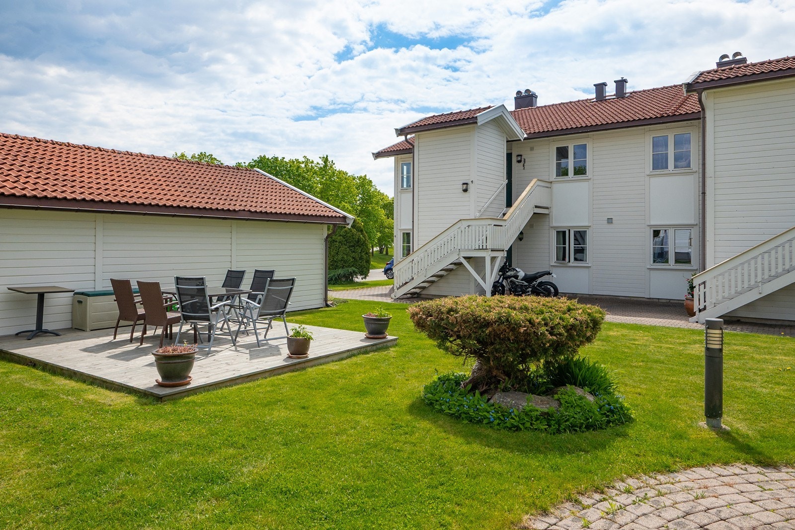 Sameiet har velholdte, fellesområder med grillhytte, sitteplass, lekeplass og plen. Galleribilde