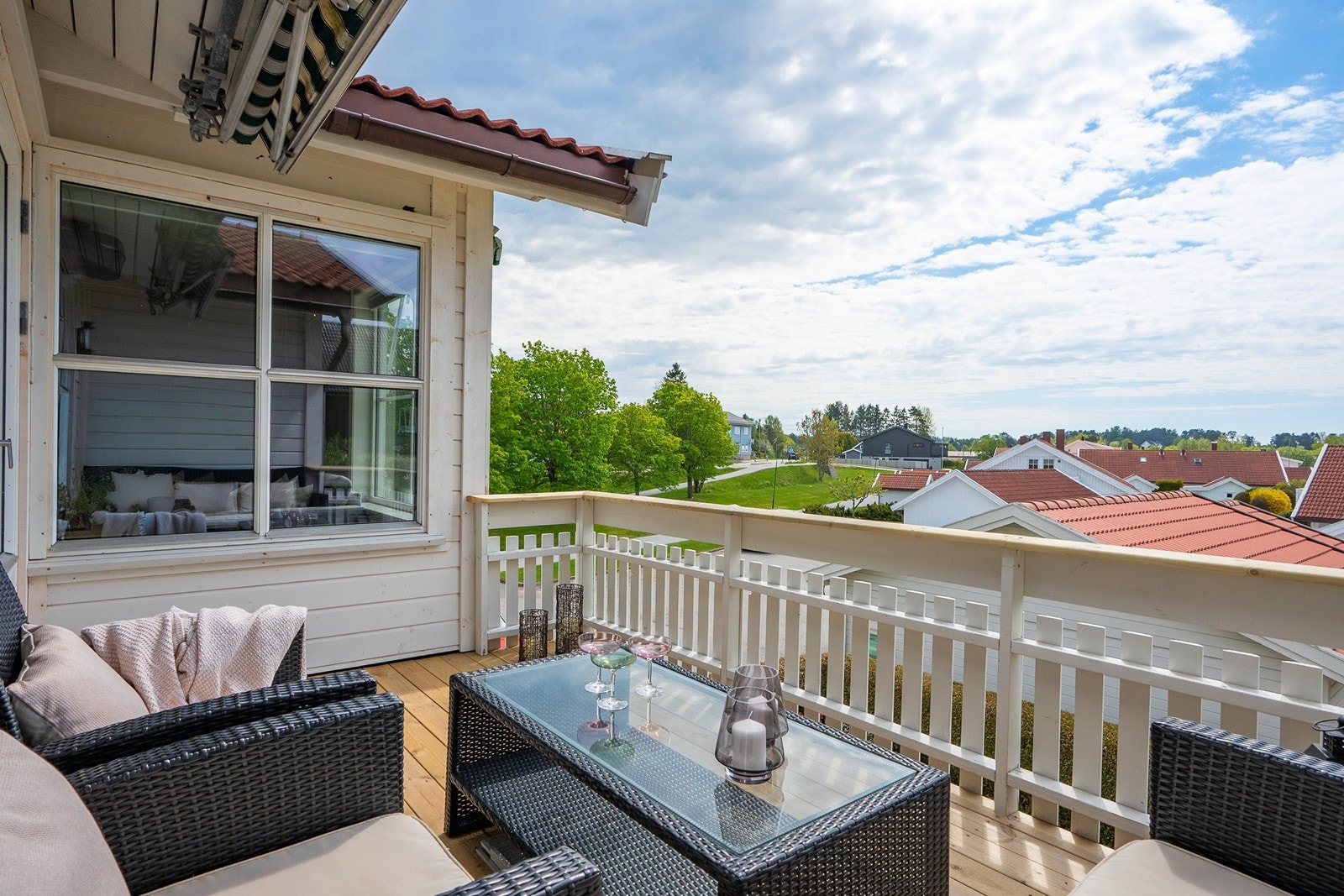 Verandaen er delvis overbygd og utstyrt med markise, noe som gjør den til en naturlig forlengelse av stuen. Galleribilde