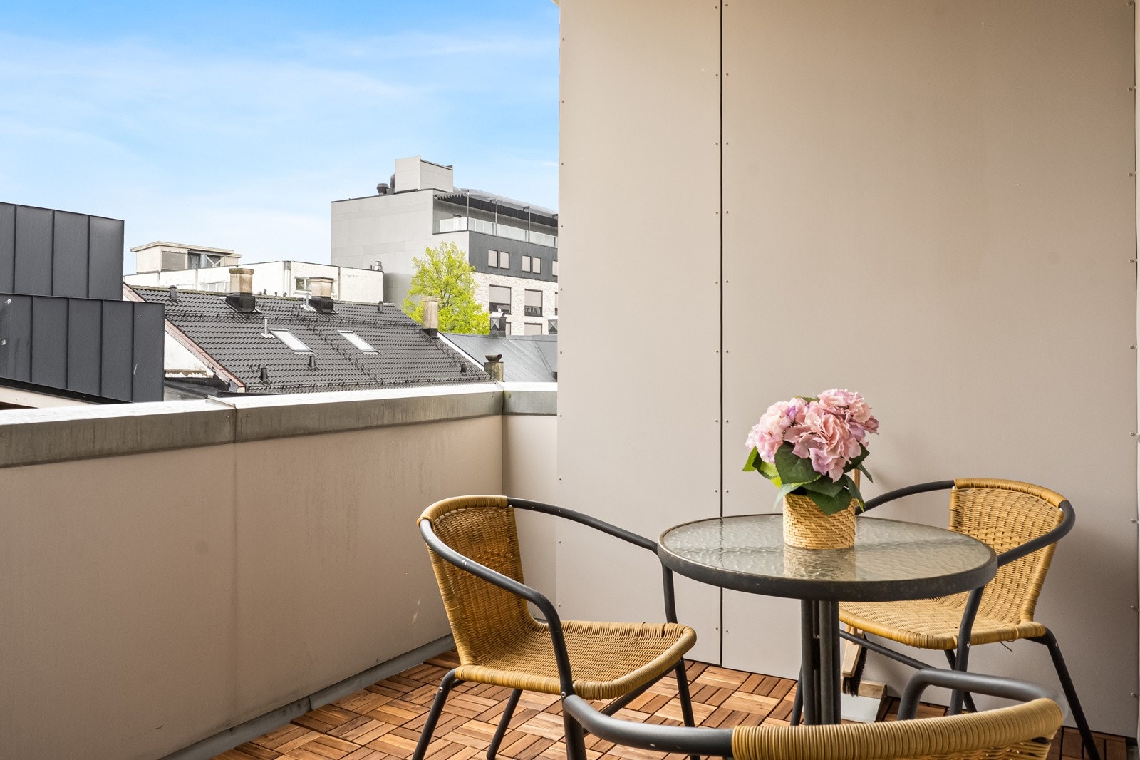 Overbygget balkong med plass til sittegruppe - et hyggelig uterom for morgenkaffen eller rolige sommerkvelder. Galleribilde