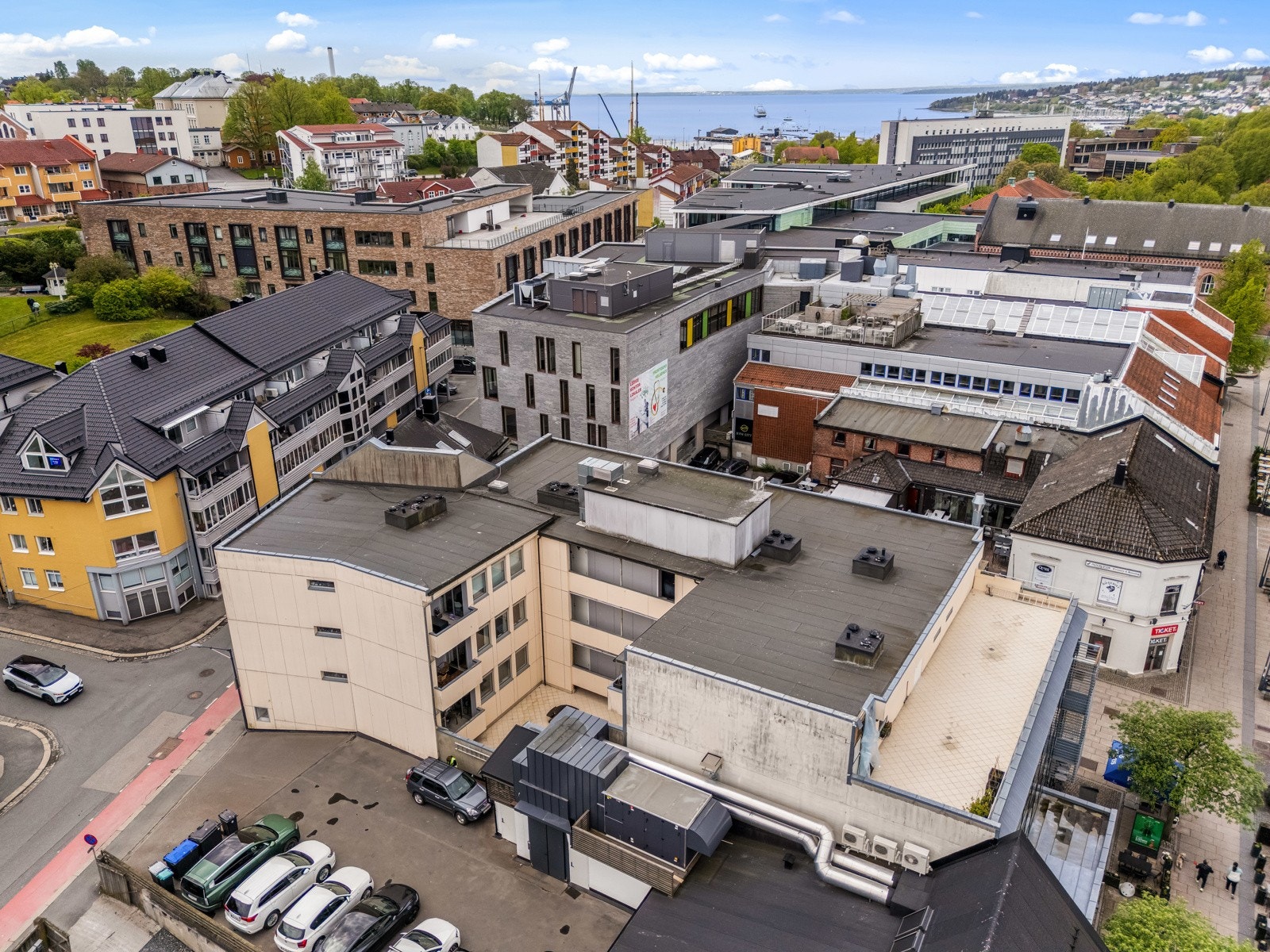 Attraktiv beliggenhet midt i Moss sentrum med umiddelbar nærhet til butikker, kaféer og byens fasiliteter. Galleribilde