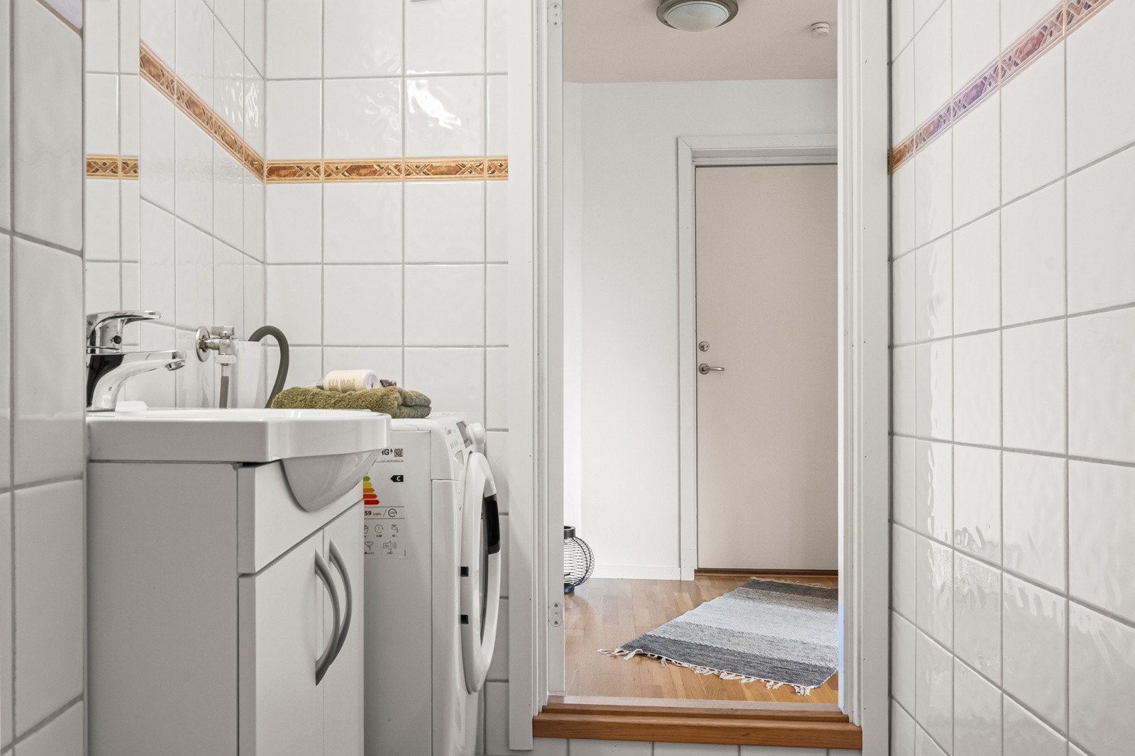 Badet fremstår funksjonelt og lettstelt med lyse flater og god utnyttelse av plassen. Galleribilde