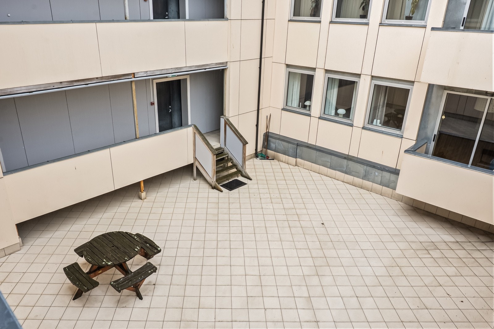 Sameiet har et skjermet og rolig atrium som gir et hyggelig og privat miljø for beboerne. Galleribilde