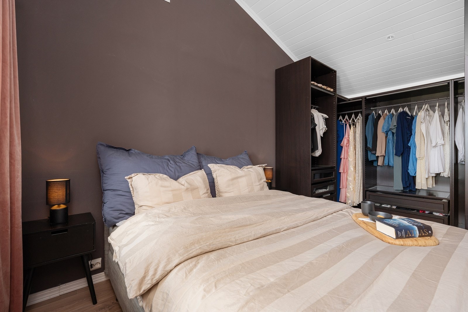I tilbygget er det laget til et soverom 3 som idag benyttes som hovedsoverom. Her er det plass til dobbeltseng med tilhørende nattbord, samt en walk-in garderobe. Galleribilde