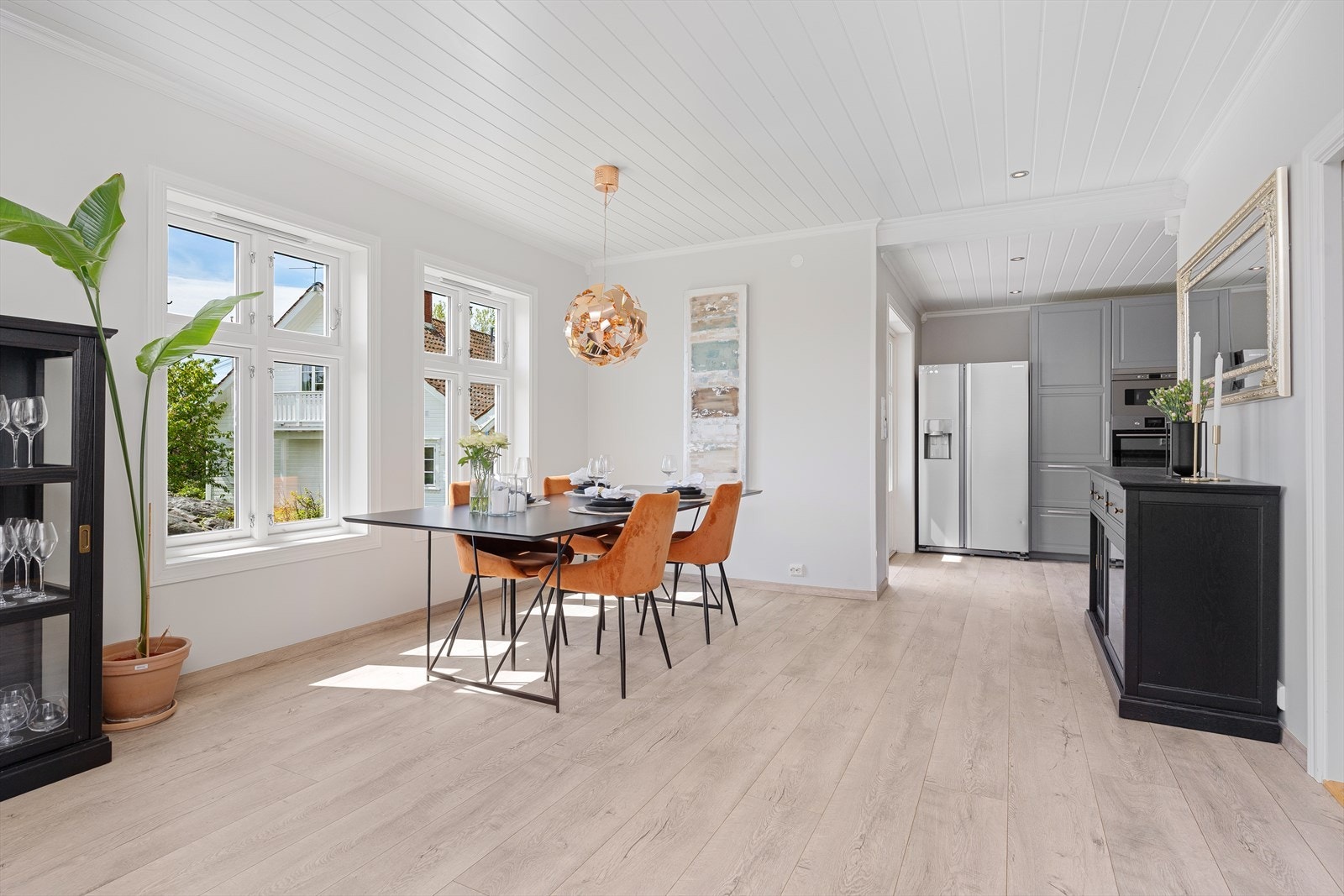 Videre inn finner du en større spisestue/stue hvor det er anledning til å være mange! Det er satt inn nye vinduer her, samt at det er lagt nytt gulv og overflater på vegg og i himling. Galleribilde