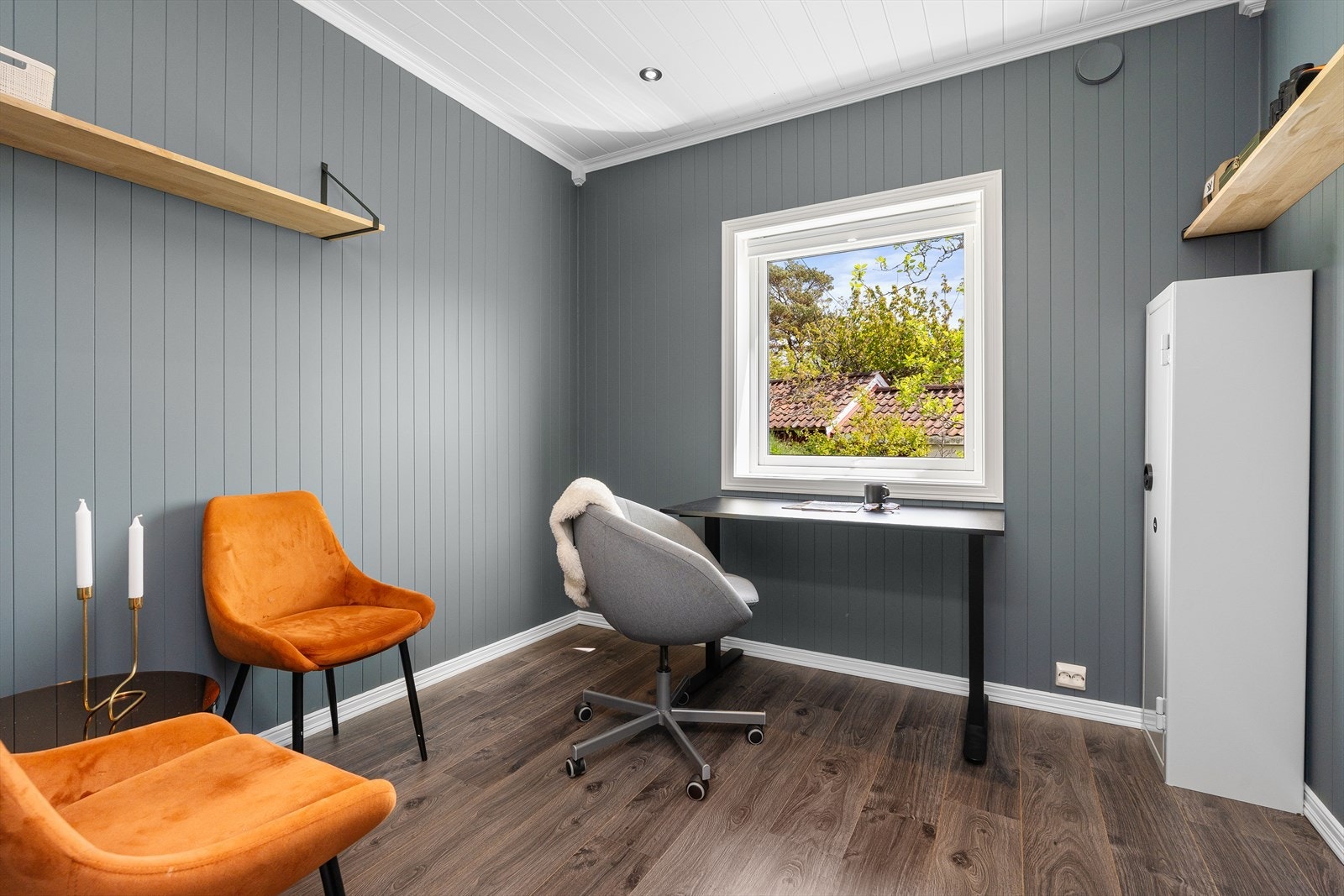 Vegg i vegg med stuen finner du et rom som idag er benyttet som et kontor og ekstra lagring. Her er det nye overflater som gulv, vegger og himling hvor det er downlights. Galleribilde