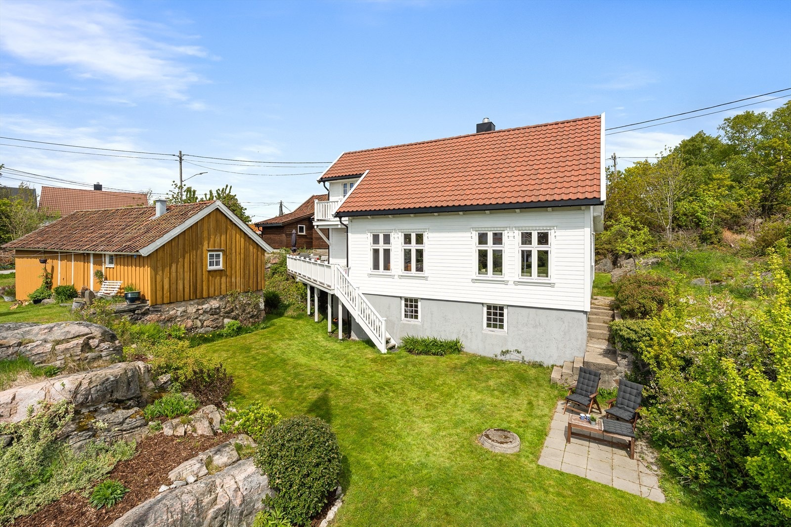 I boligens underetasje/kjeller er det direkte tilkomst til uteområde under terrassen. Du har videre tilkomst rundt huset via utvendige trapper. Galleribilde