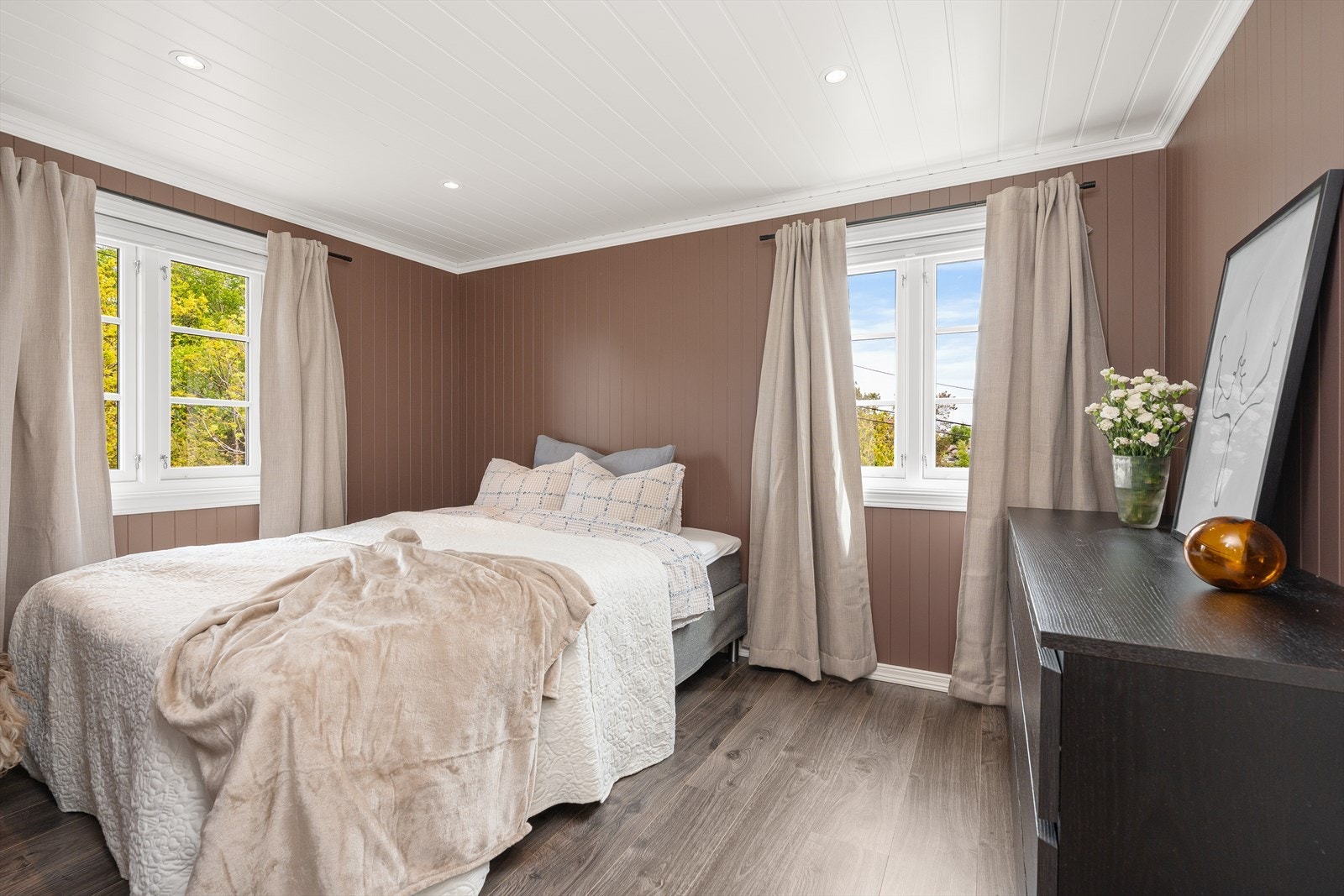 Etasjen inneholder 3 soverom hvorav soverom 1 er av god størrelse med plass til dobbeltseng med tilhørende nattbord, samt garderobeløsning. Også her er det lagt inn downlights i tak, samt at øvrige overflater er skiftet og malt. Galleribilde
