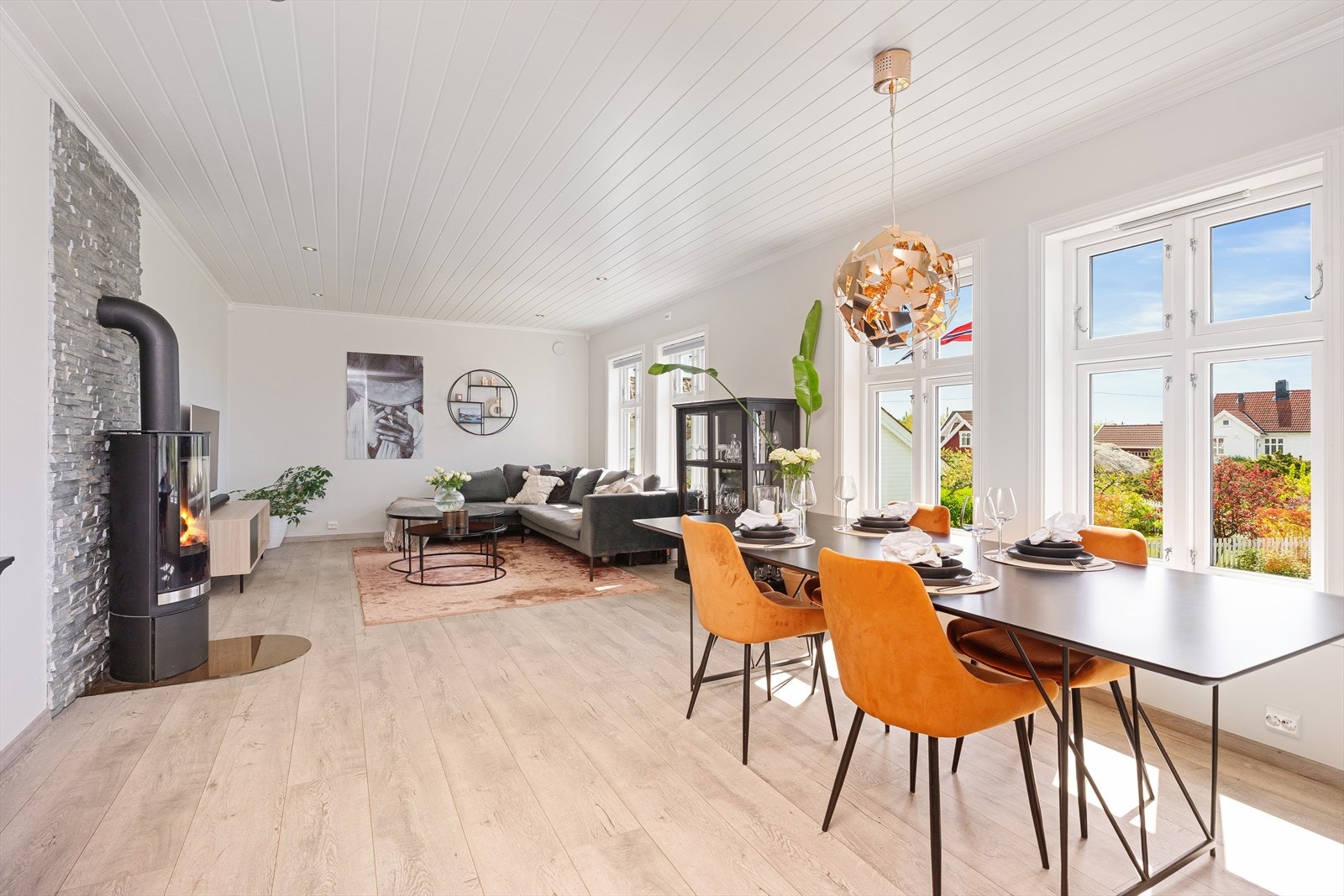 I stuen er det plassert en rentbrennende vedovn som gir godt med varme på kaldere dager. Det er forøvrig installert en varmepumpe. Galleribilde