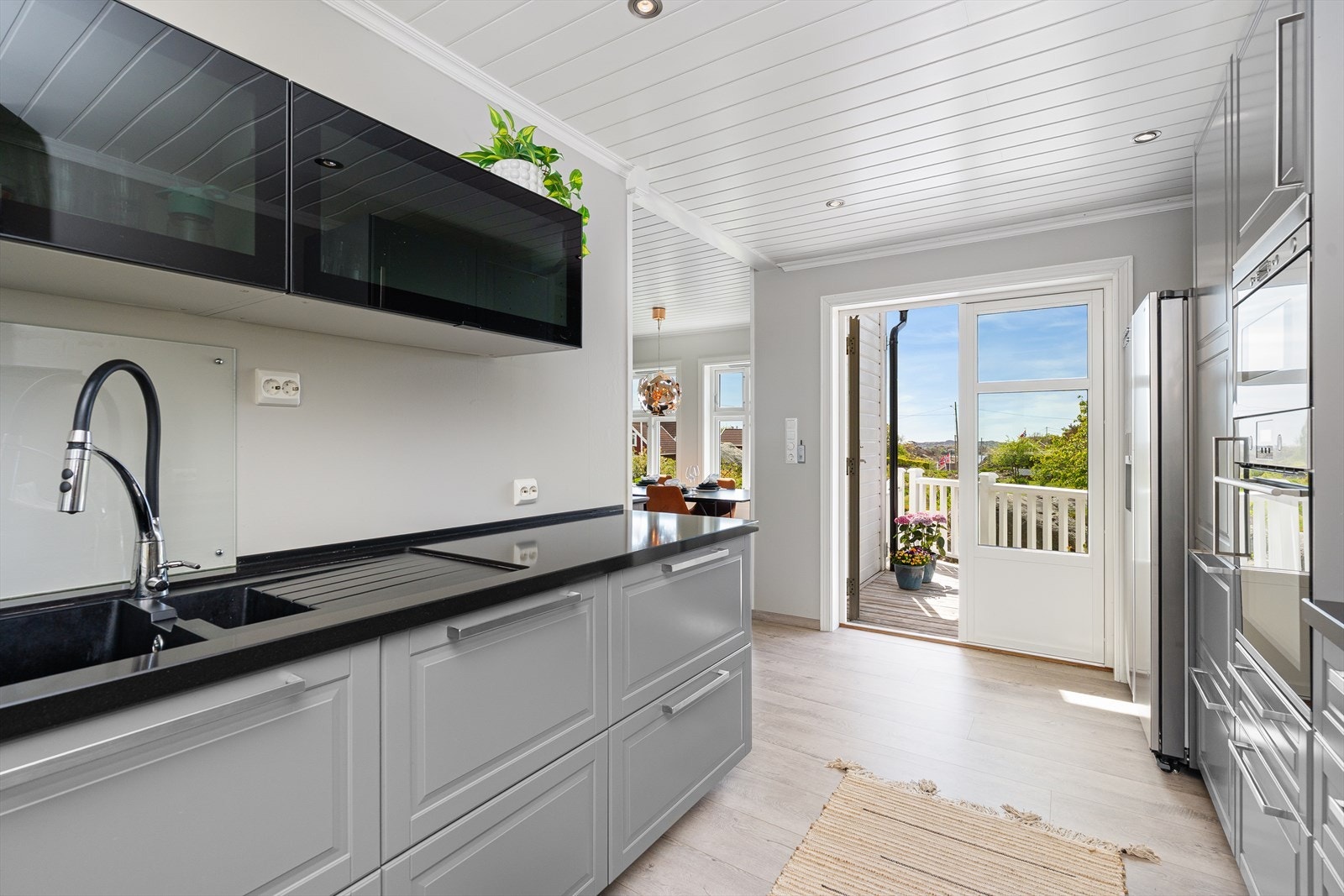 Velkommen inn! Innvendig er alle rom pusset opp siden 2015 og kjøkkenet var nytt i 2015. Det er fra Ikea med integrerte hvitevarer som stekeovn, mikrobølgeovn, platetopp, samt oppvaskmaskin. Avsatt plass til et side-by-side kjøleskap med isbiter. Galleribilde