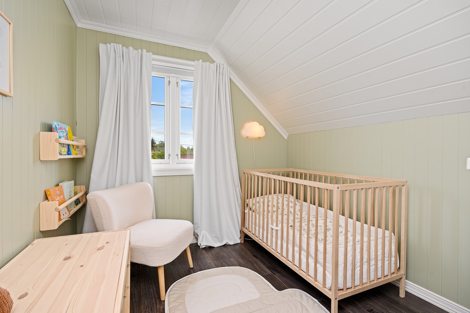 Vegg i vegg finner du soverom 2 som idag er innredet som er koselig barnerom. Galleribilde