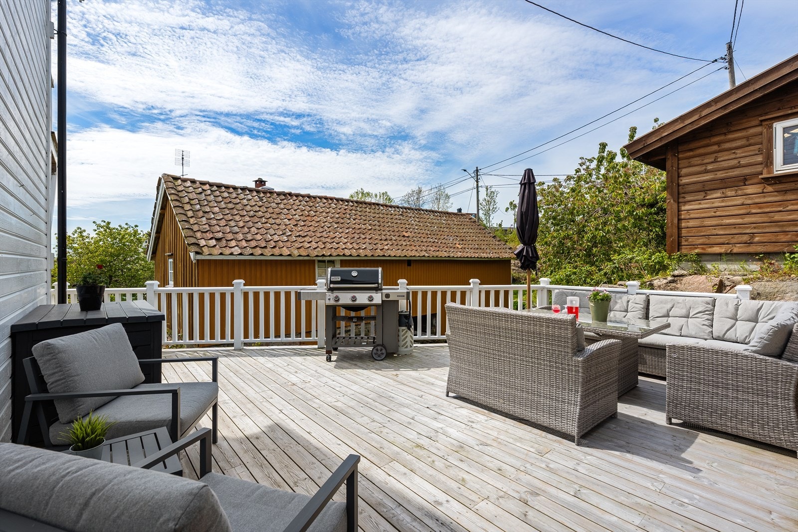 Terrassen er av god størrelse og målt til å være ca 30 kvm. Her er det direkte tilkomst til kjøkken, samt til inngangsparti. Terrassen ligger skjermet til for vind, og har gode solforhold. Galleribilde