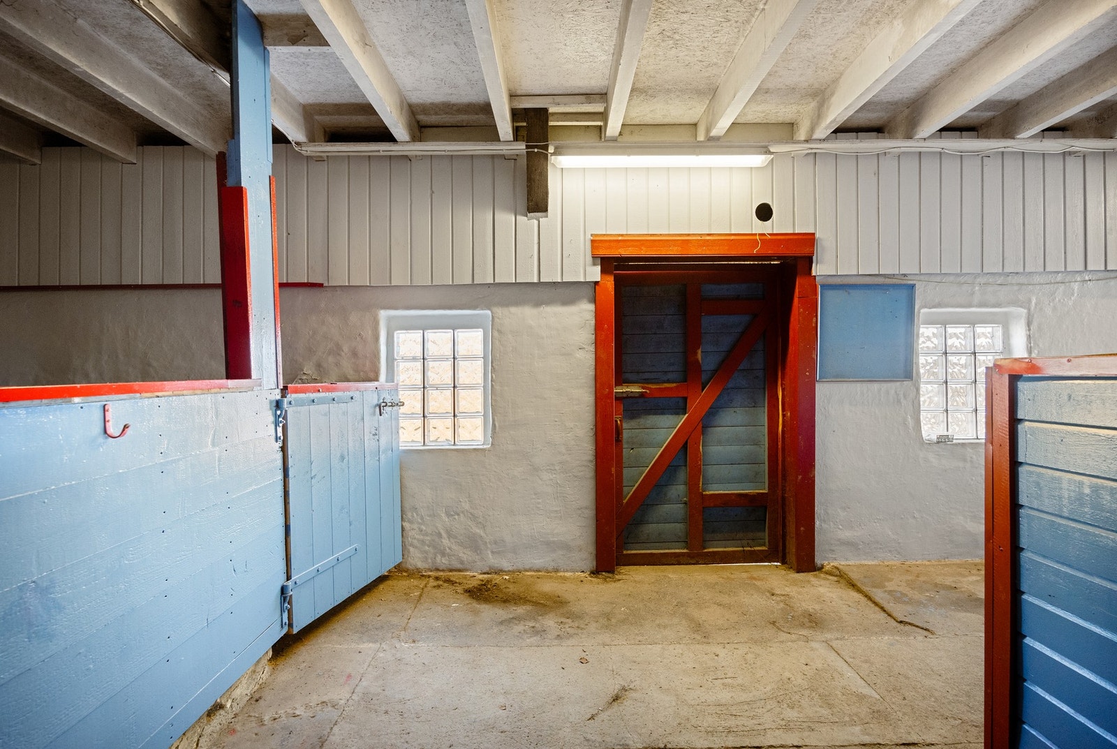 Løen er i dag innredet med flere bokser tilpasset hestehold Galleribilde