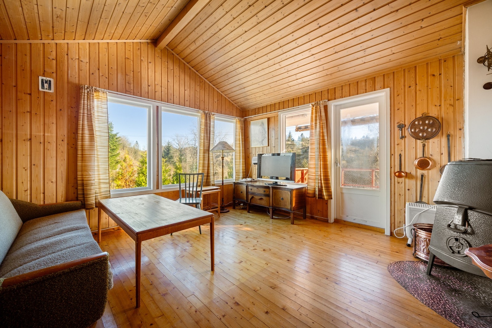 Stue med store vinduer og fin utsikt over natur Galleribilde