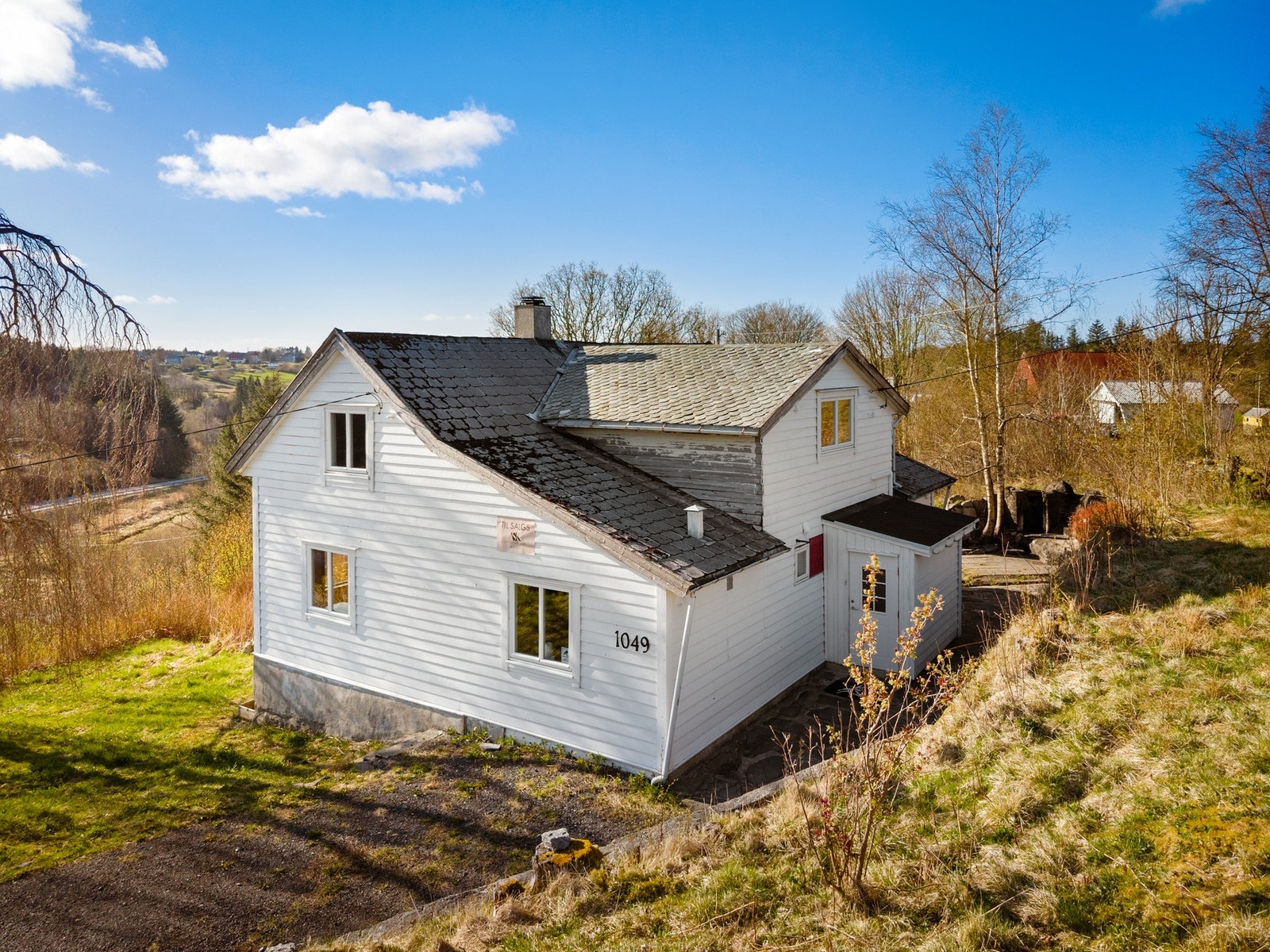 Gårdsbruk med eldre hovedhus, stor løe/stall med silo, hytte m.m Galleribilde