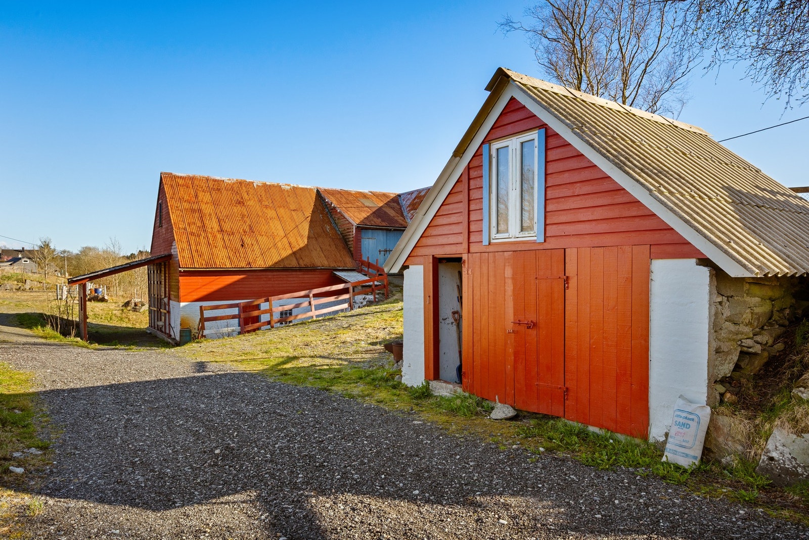 Løe/stall og garasje er i fin stand Galleribilde