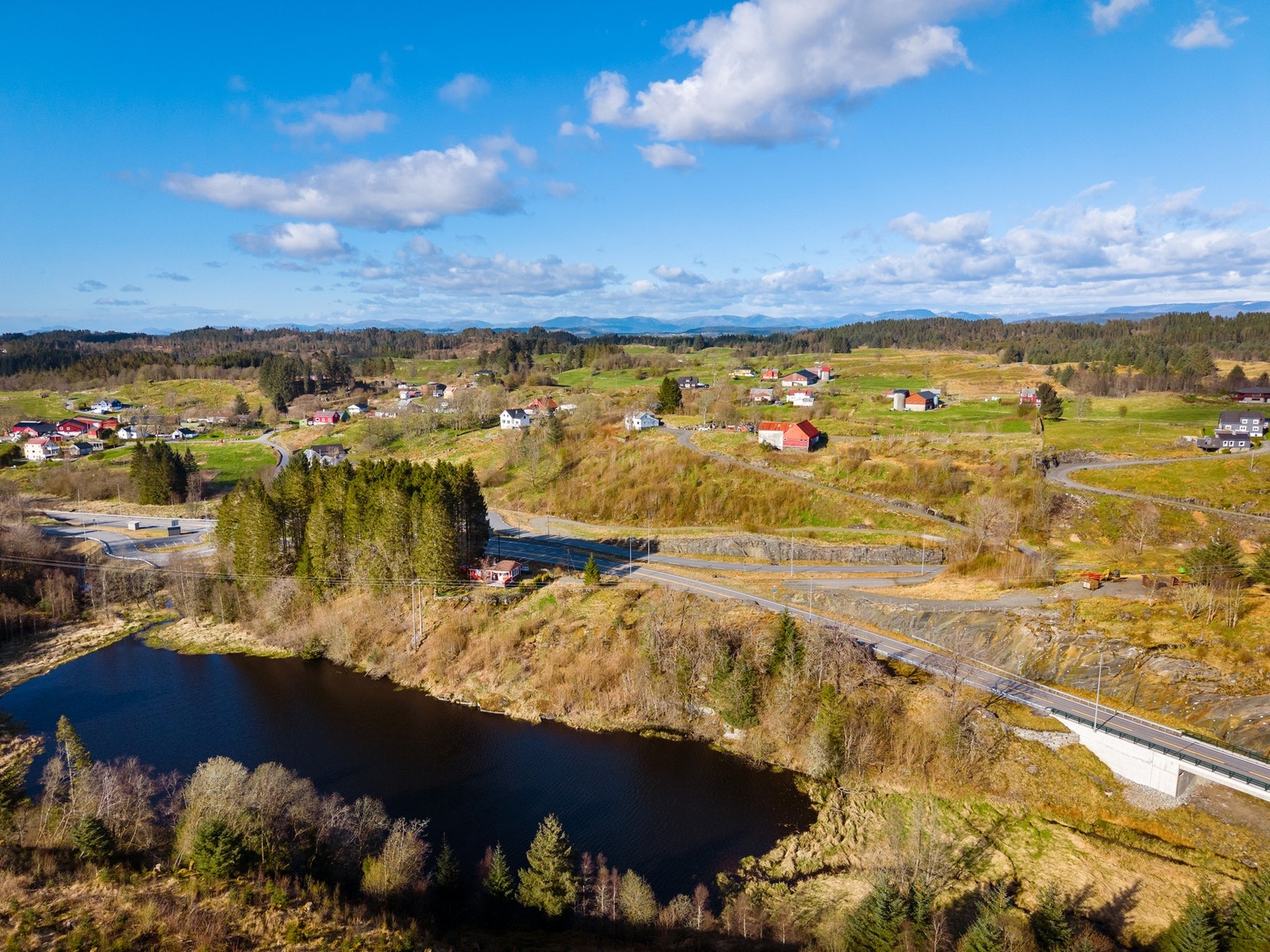Hytten ligger like over veien fra gårdsbruket, kun noen minutters gange Galleribilde