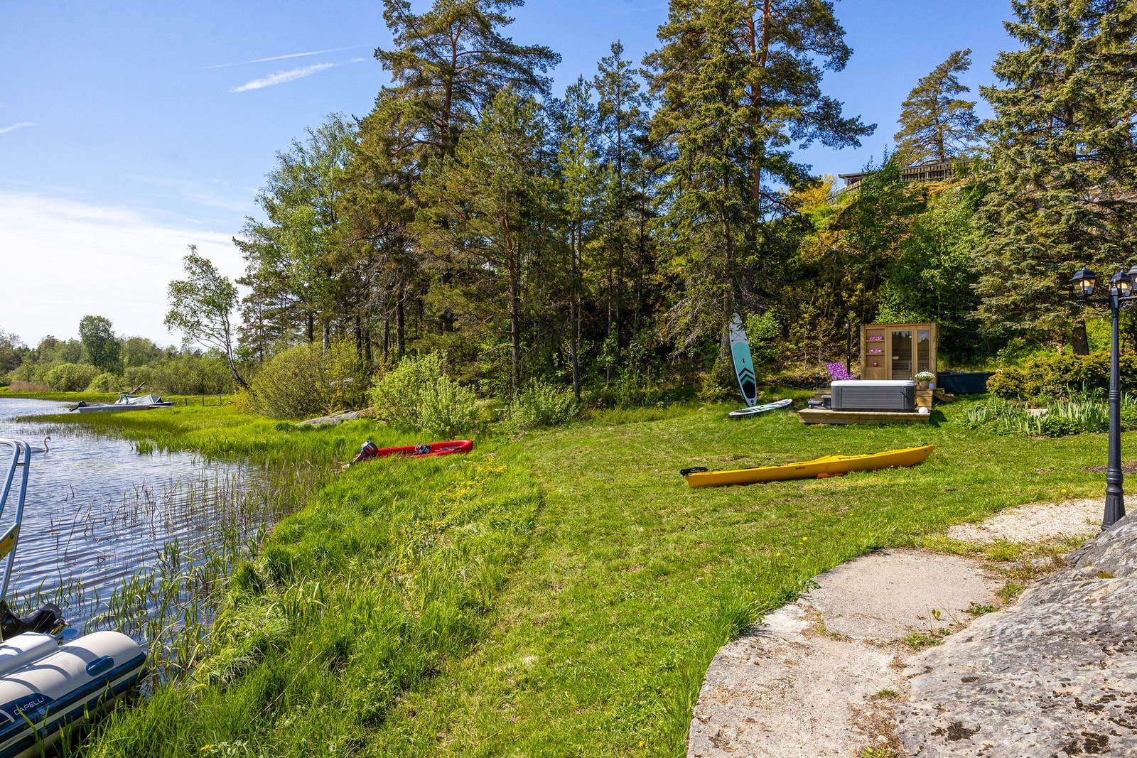 Et stemningsfullt tun hvor hovedhytte, anneks og uteplasser inviterer til hyggelige dager Galleribilde