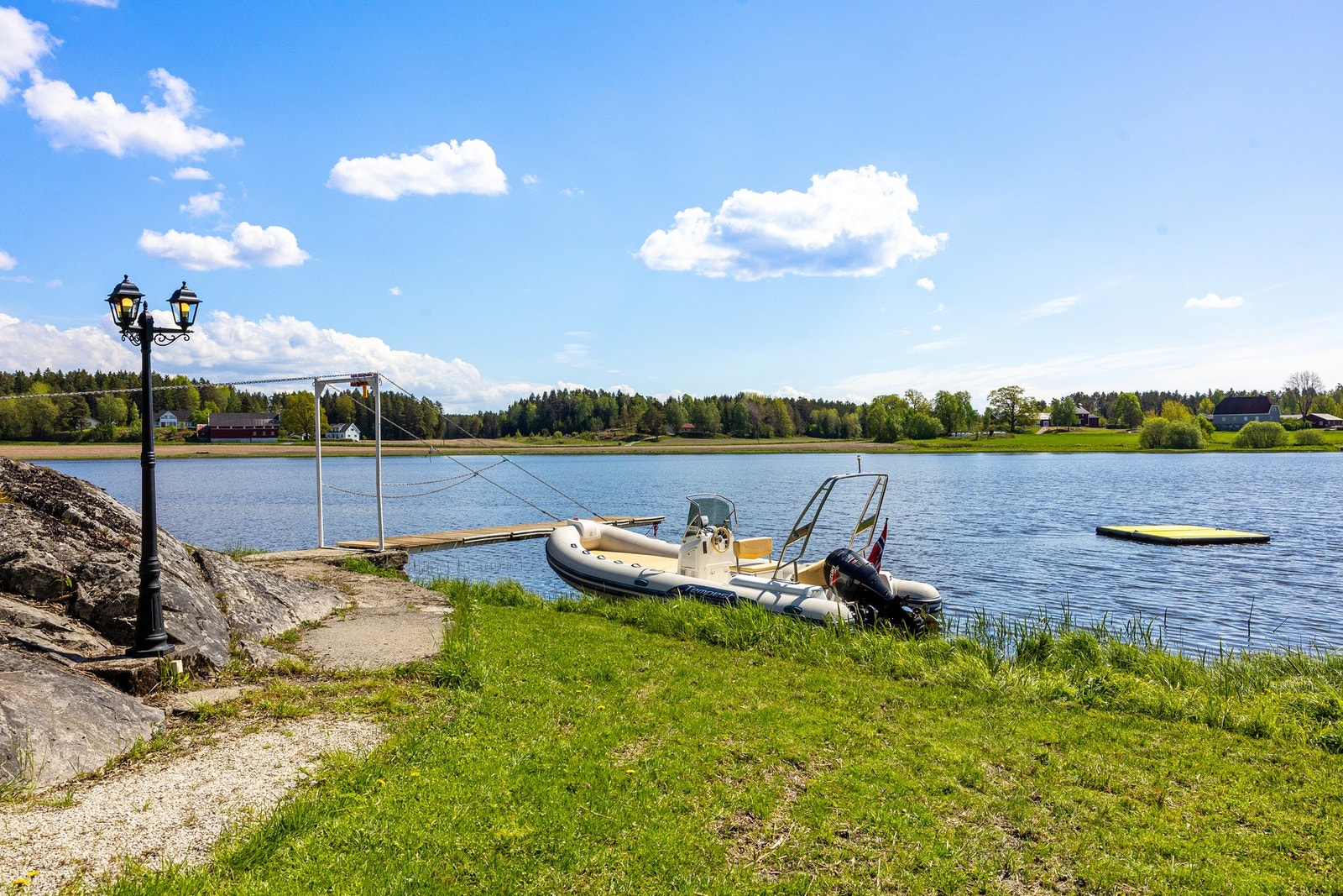 Fra bryggen er veien kort til morgenbad, padleturer og rolige kvelder på vannet Galleribilde
