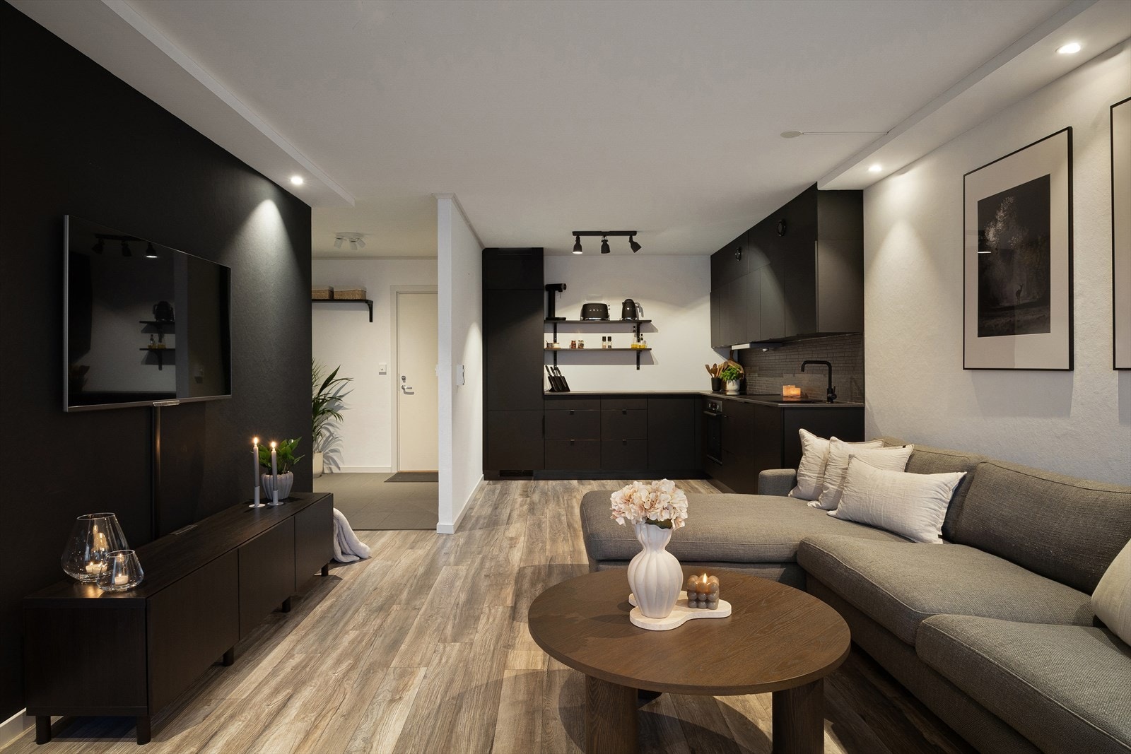 Det er innfelte downlights i tak for tilpasset belysning Galleribilde
