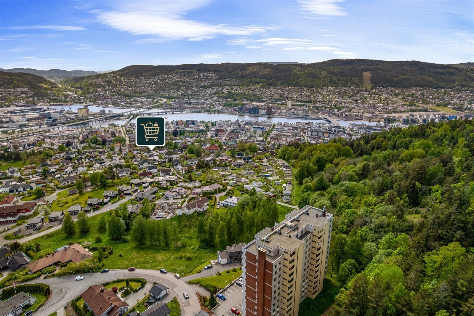 Leiligheten er beliggende med nærhet til butikk og servicetilbud Galleribilde