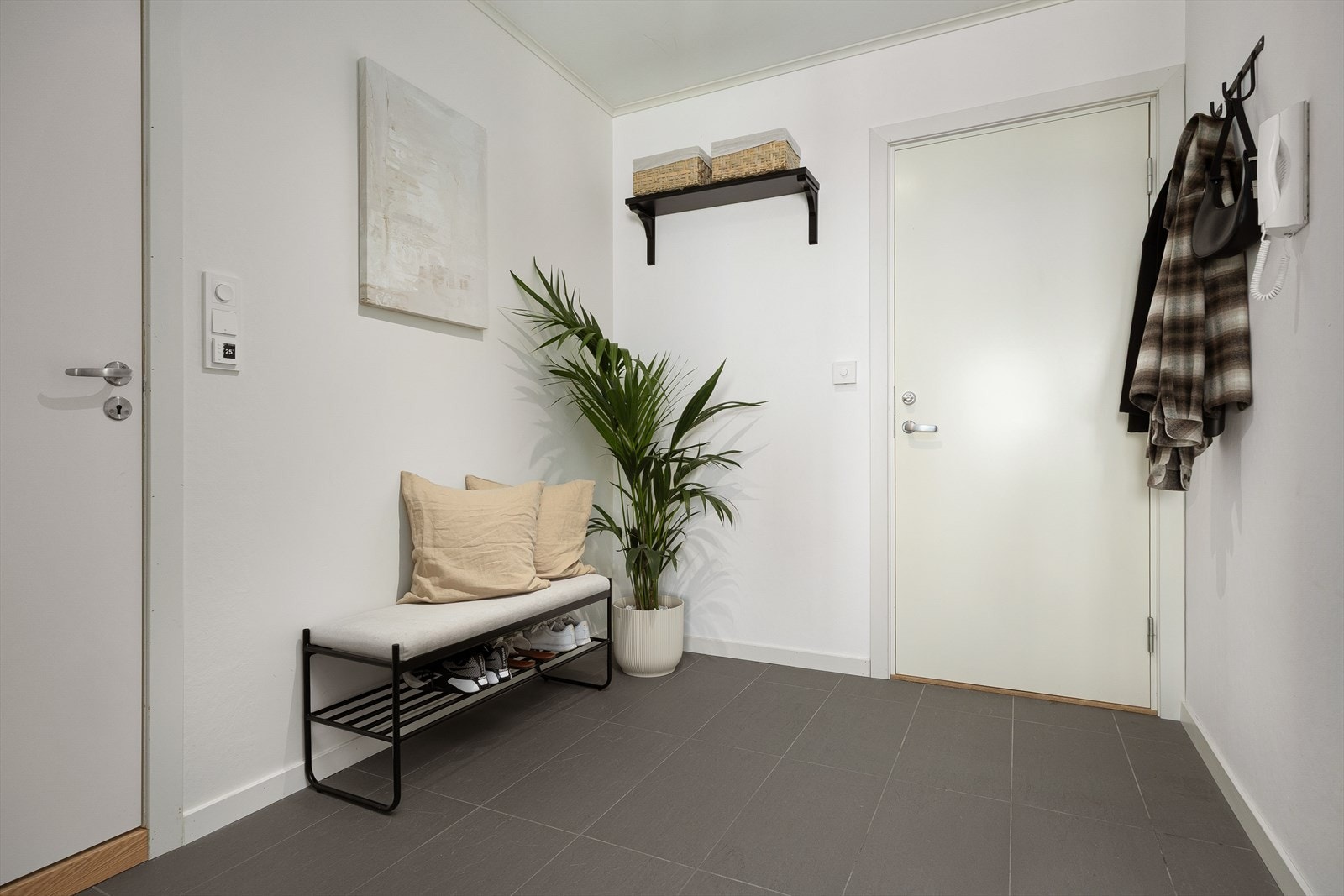 Stor og flislagt entré Galleribilde