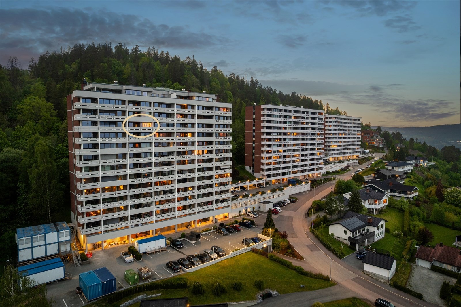 Leiligheten er beliggende høyt og fritt i attraktivt område på Strøtvet - I 10. Etasje med heisadkomst til inngangsdøren Galleribilde
