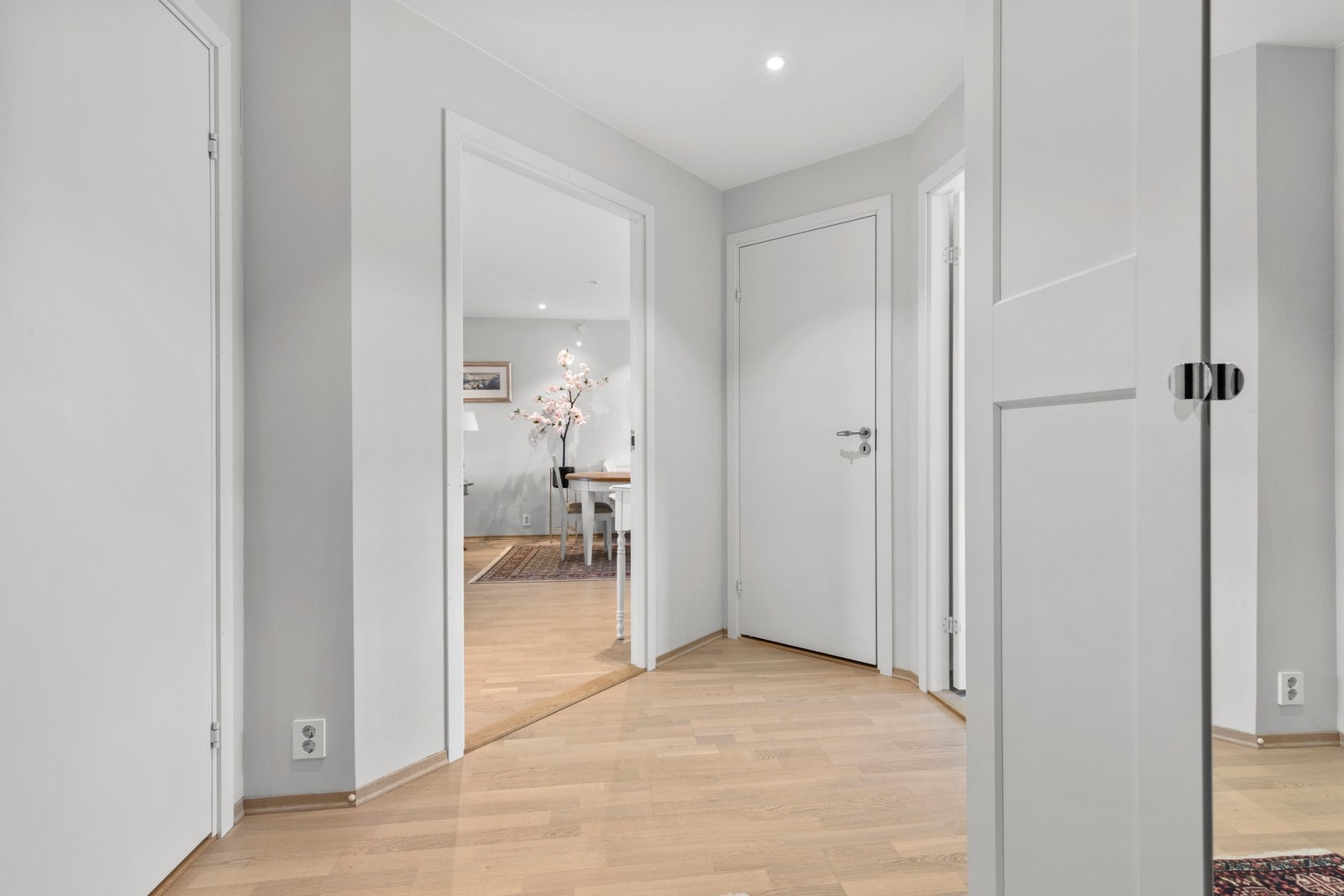 Entréen åpner leiligheten Galleribilde