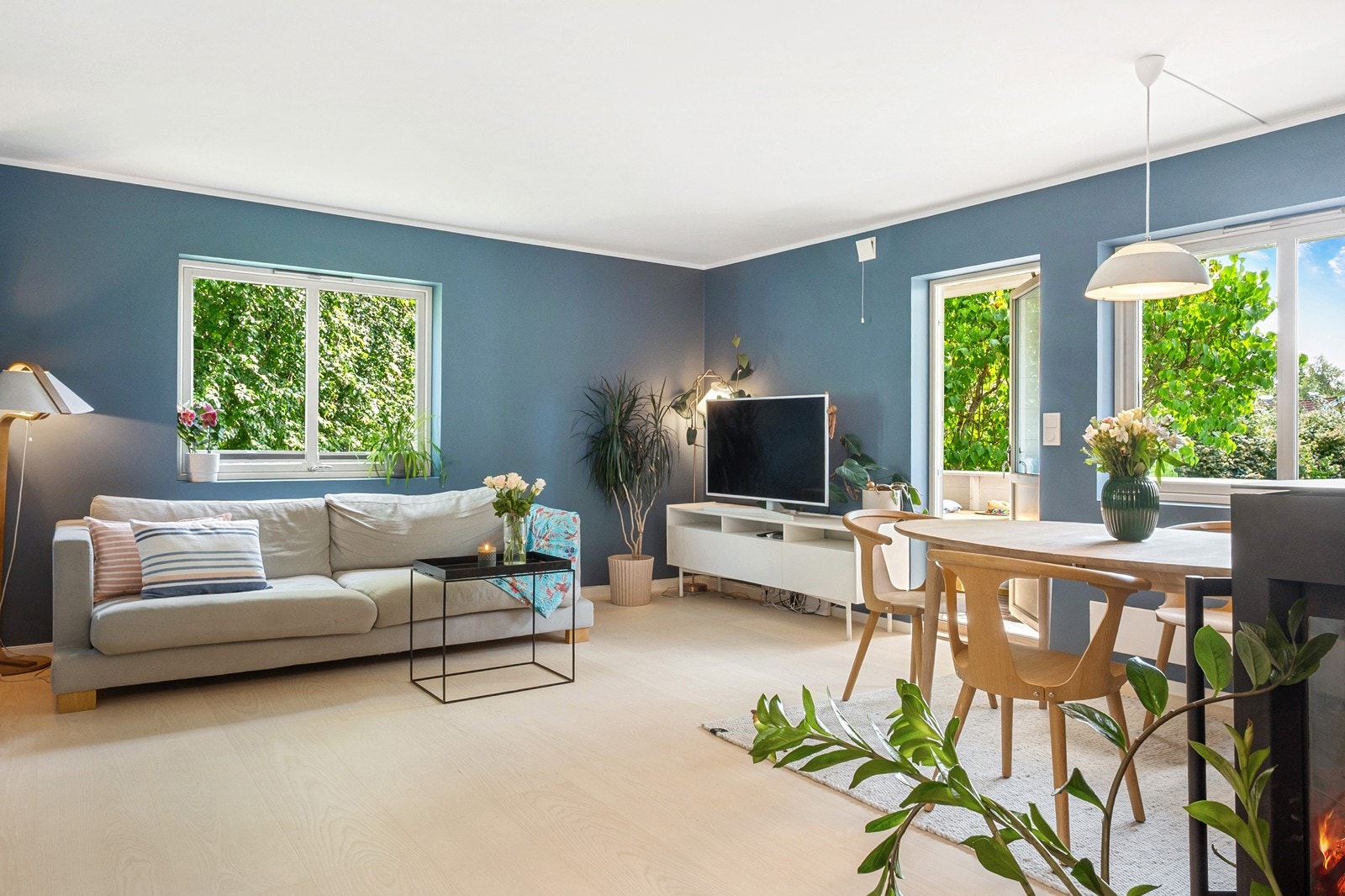 Leiligheten er nylig oppusset med blant annet nye listefrie overflater i tidsriktige farger, 1- stavs eikeparkett og Kvik kjøkken, samt oppgradert elektrisk anlegg og bademøbler i 2025. Galleribilde